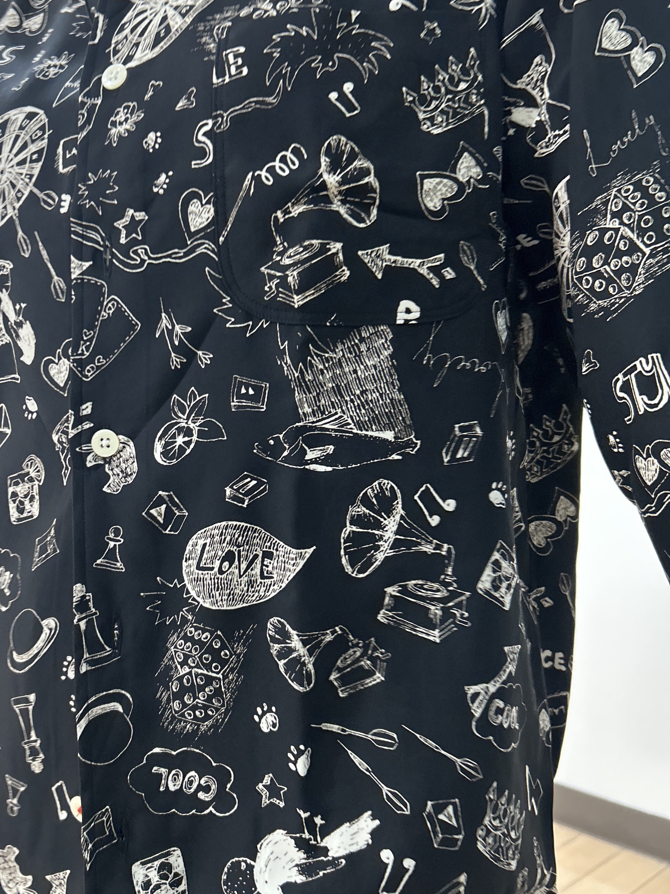 okaさんの「TAKEO KIKUCHI｜【BOWLER HAT LABEL】日本製PLAYプリントシャツ」を使ったコーディネート