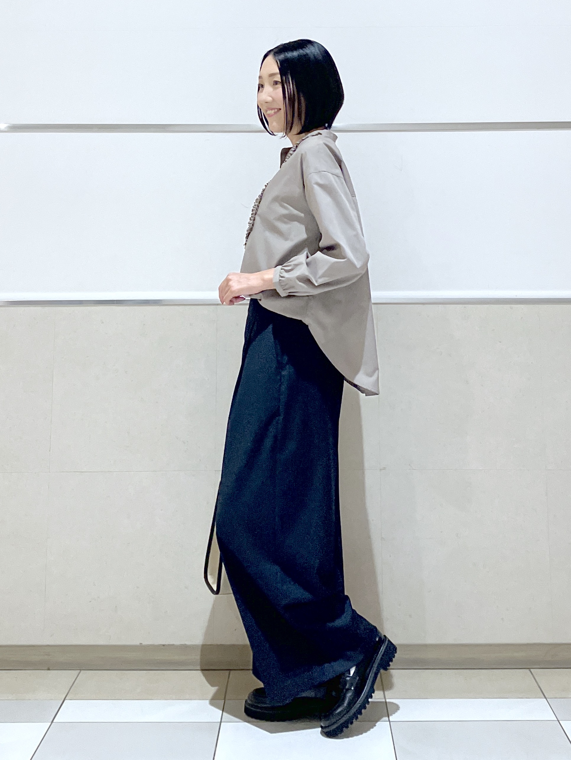 eriko さんの「Dessin｜【洗える/7色展開/XS-L】フロントフリルブラウス」を使ったコーディネート