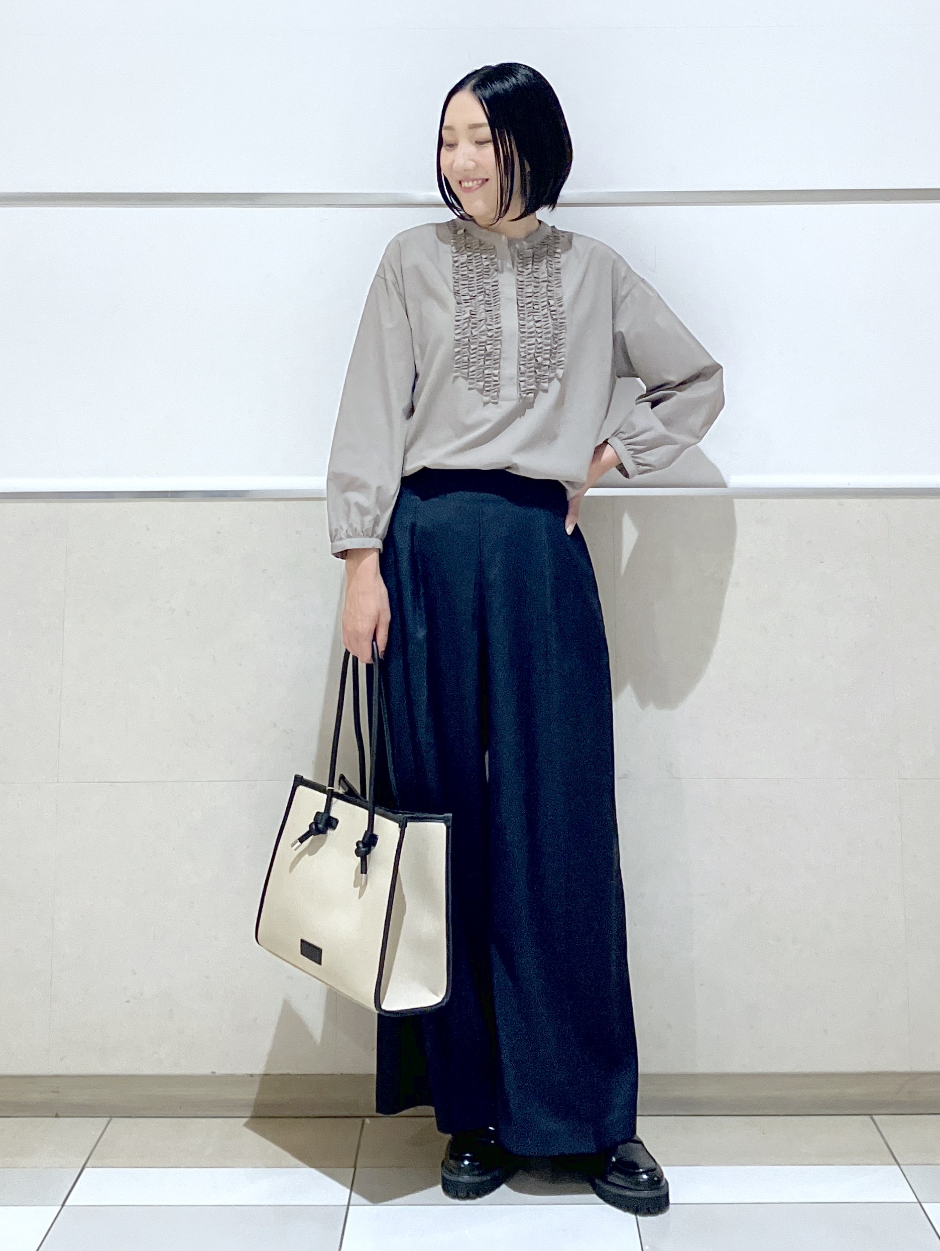 eriko さんの「Dessin｜【洗える/7色展開/XS-L】フロントフリルブラウス」を使ったコーディネート