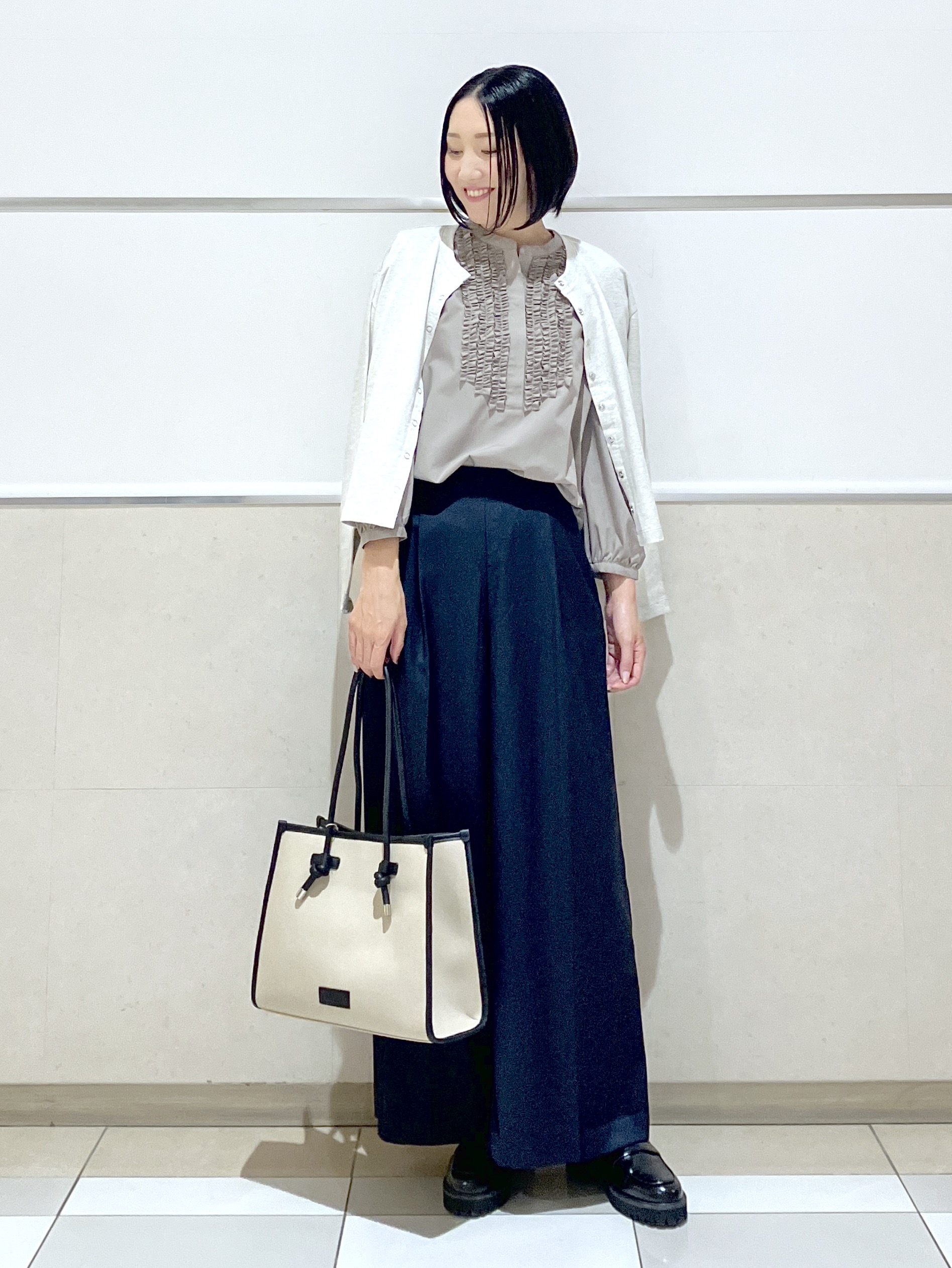 eriko さんの「Dessin｜【洗える/7色展開/XS-L】フロントフリルブラウス」を使ったコーディネート