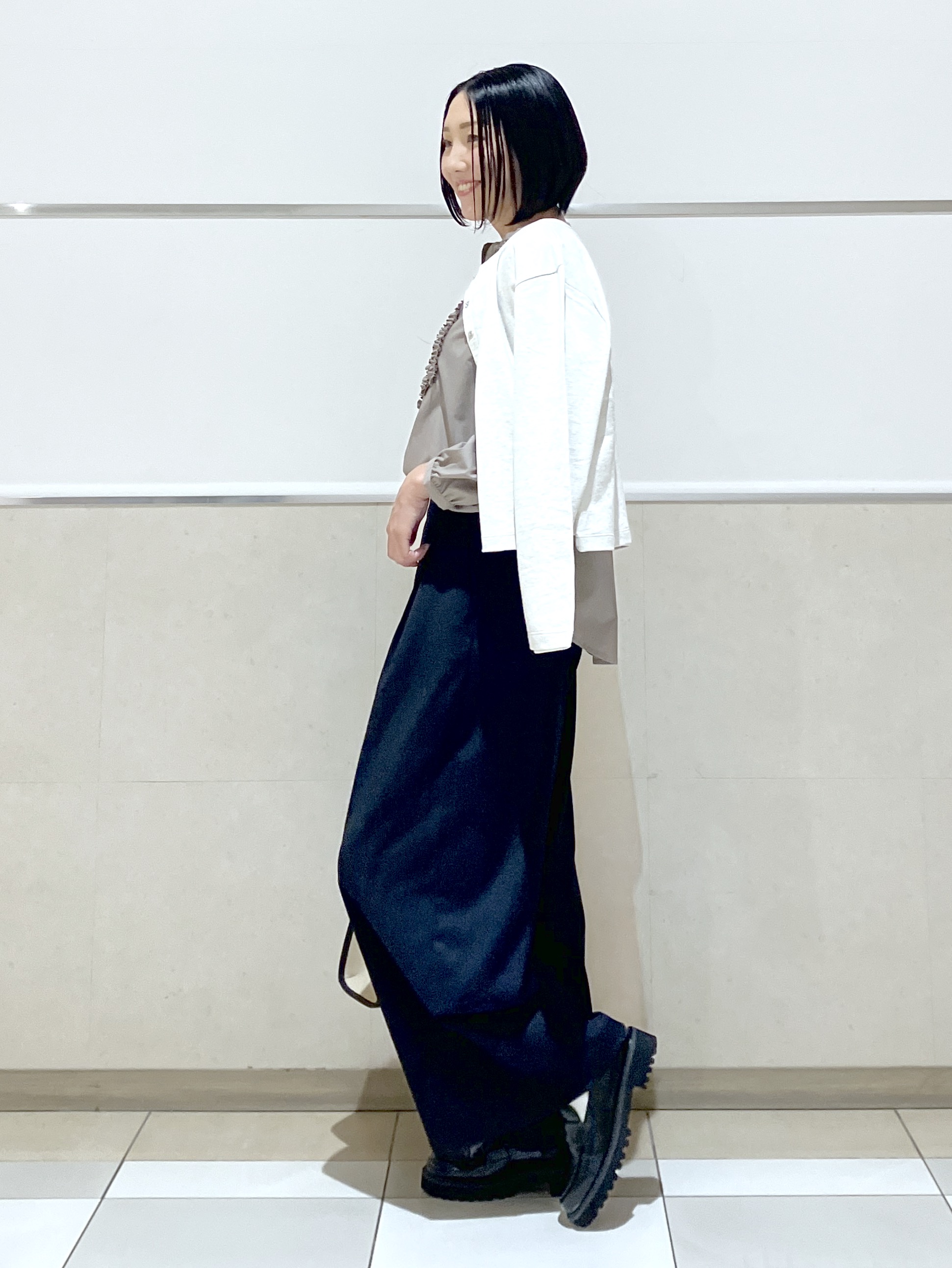 eriko さんの「Dessin｜【洗える/7色展開/XS-L】フロントフリルブラウス」を使ったコーディネート