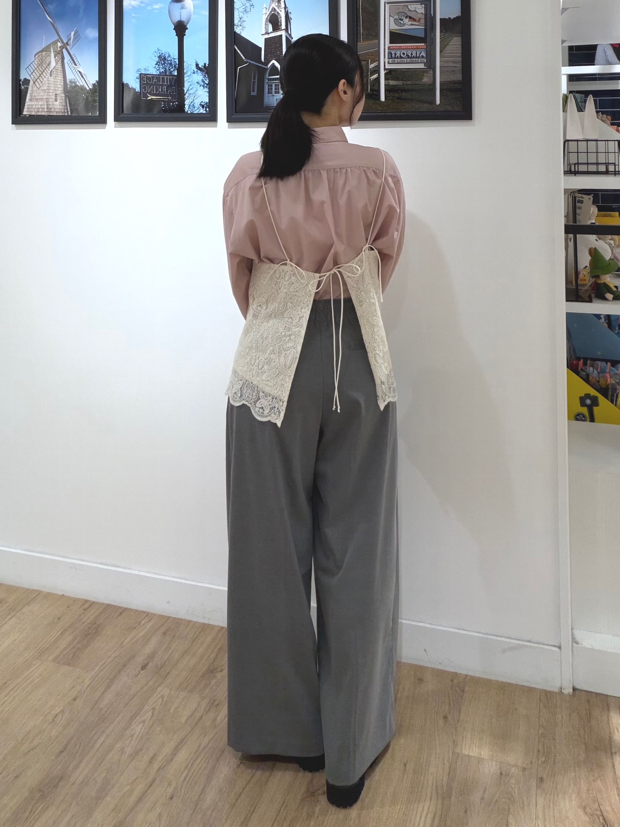 秦美里さんの「Dessin｜【秋の新作】タイプライターギャザースリーブシャツ」を使ったコーディネート