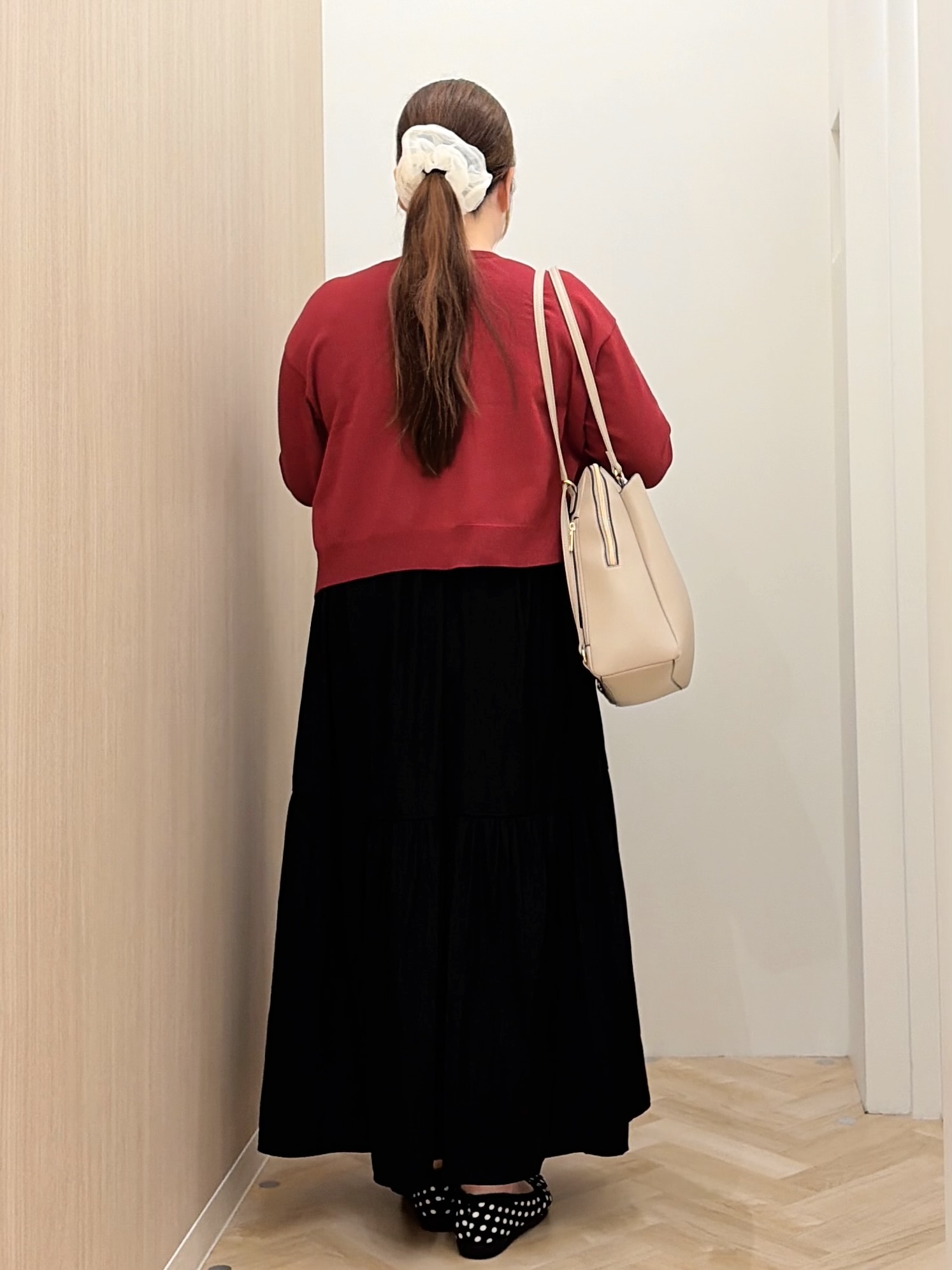 akariさんの「grove｜【前後2WAY】さりげなく、上品にきらめく ニットカーディガン」を使ったコーディネート