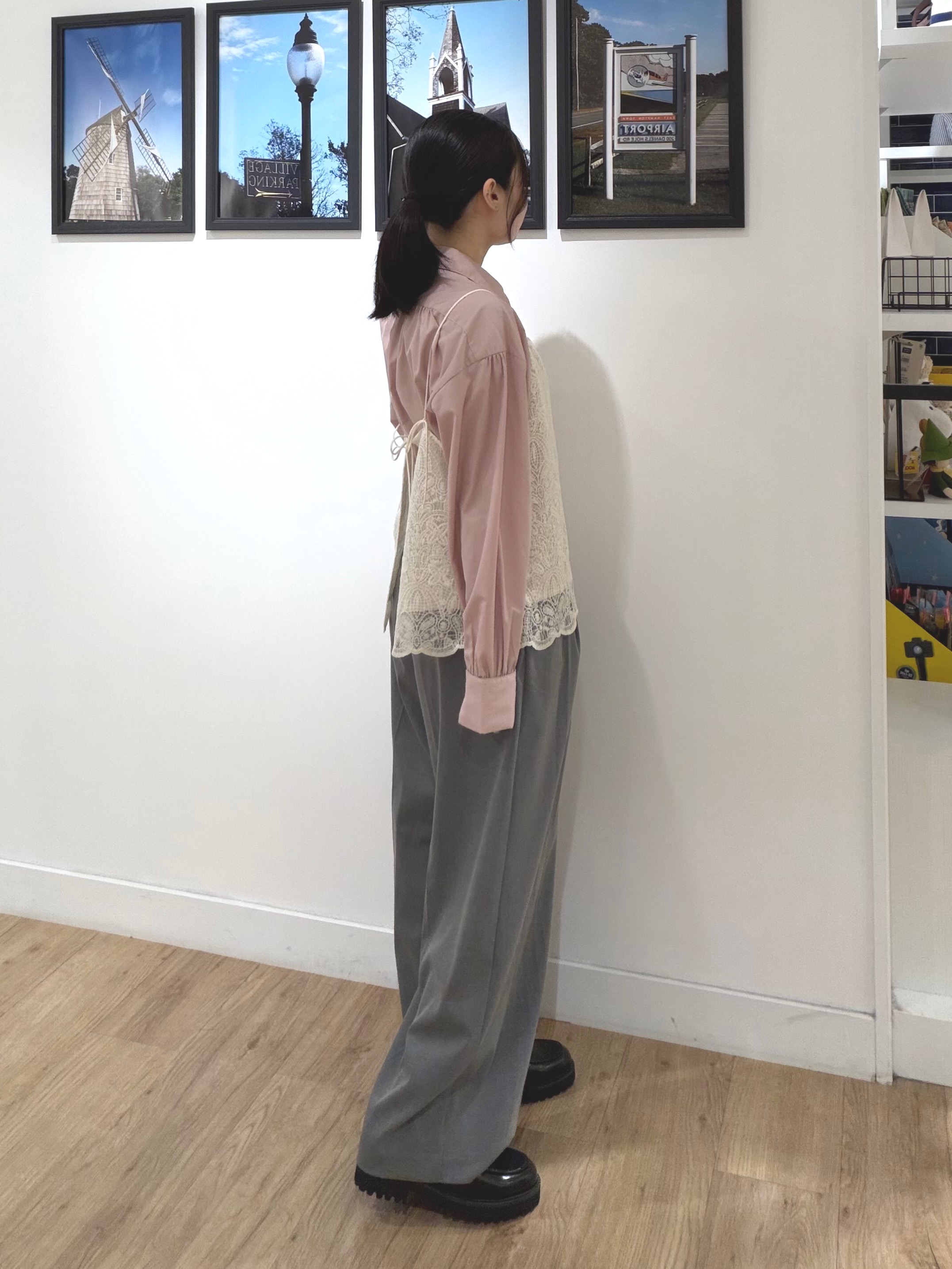 秦美里さんの「Dessin｜【秋の新作】タイプライターギャザースリーブシャツ」を使ったコーディネート