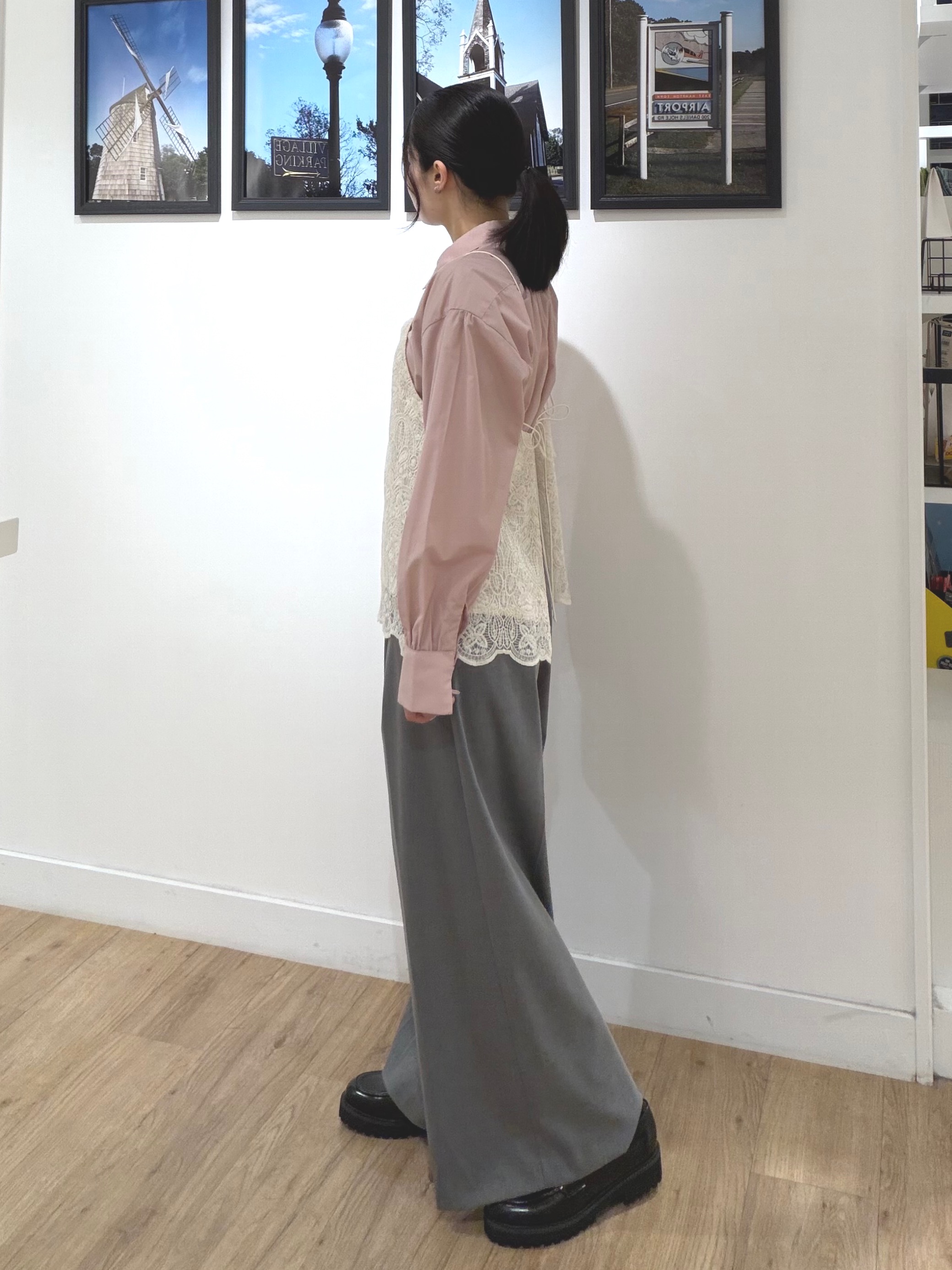 秦美里さんの「Dessin｜【秋の新作】タイプライターギャザースリーブシャツ」を使ったコーディネート