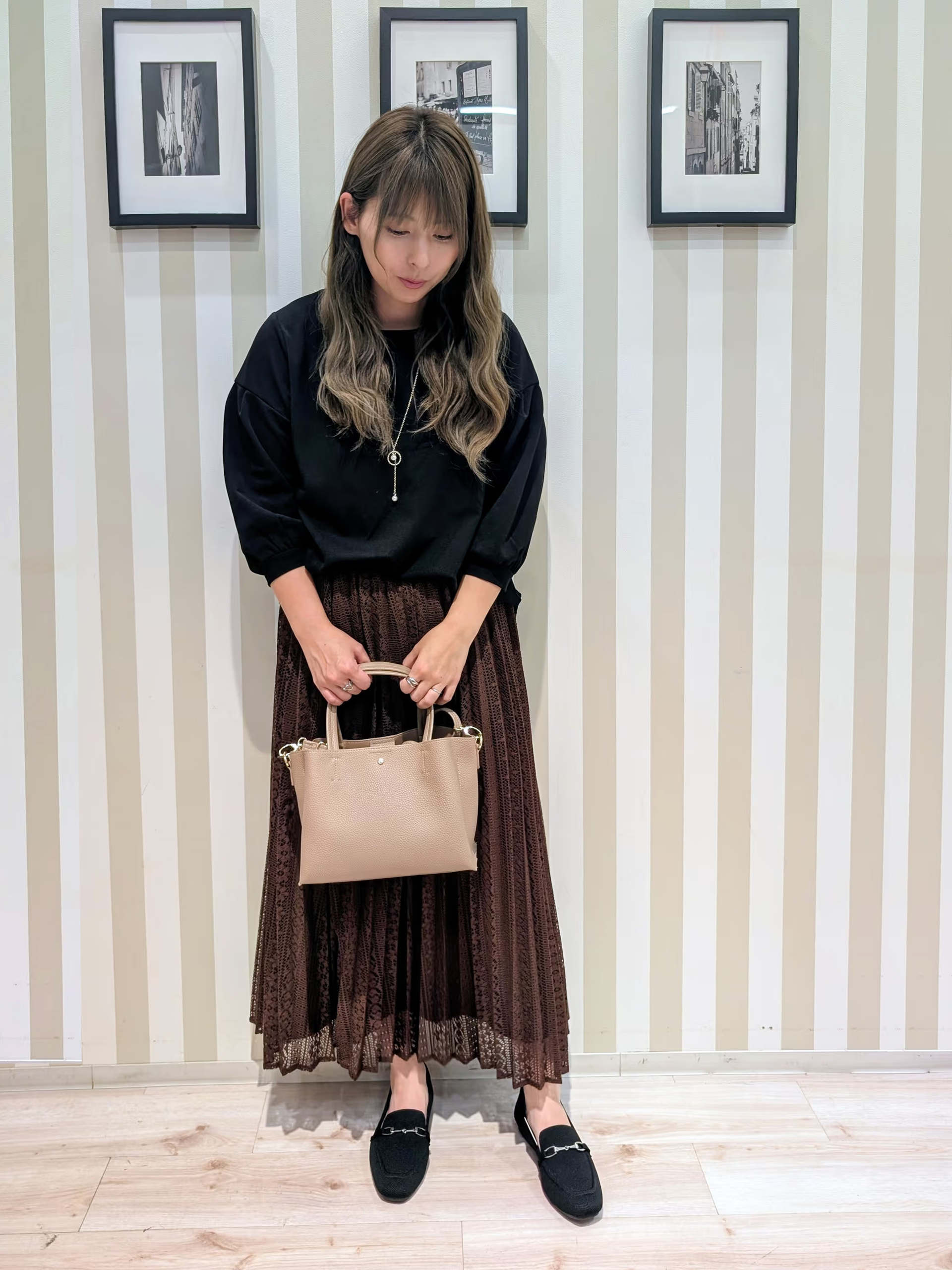太田沙弥さんの「SHOO･LA･RUE｜【着丈選べる/2点セット/S-LL/洗濯機可】ネックレス付き 着心地さらり7分袖ブラウス」を使ったコーディネート