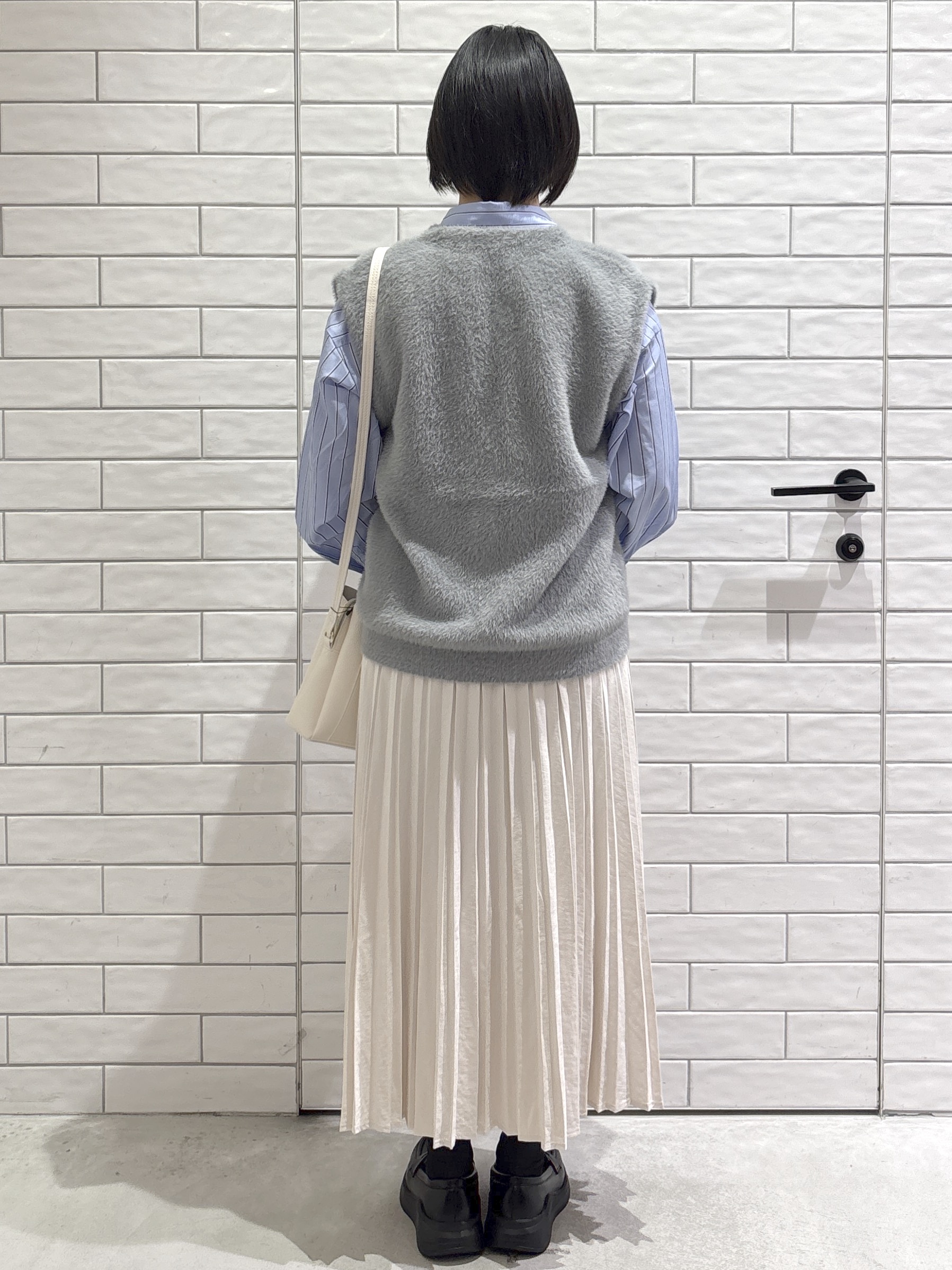 ayumiさんの「OPAQUE.CLIP｜フェザーヤーンニットベスト【洗濯機OK】」を使ったコーディネート