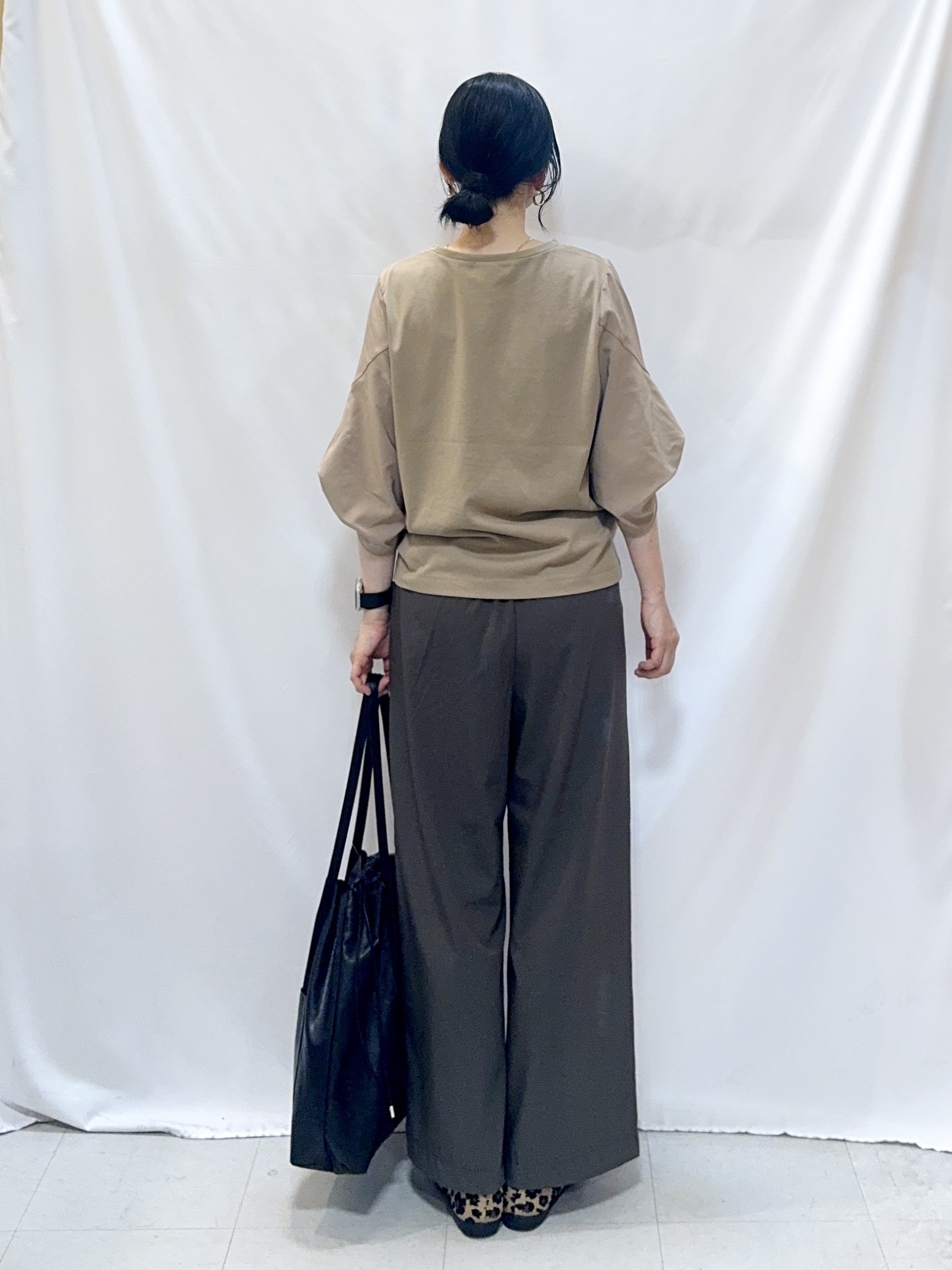 𝐇𝐢𝐫𝐨𝐦𝐢さんの「SHOO･LA･RUE｜【S-LL/洗濯機可/二の腕カバー】楽に上品見え ツイストスリーブトップス」を使ったコーディネート