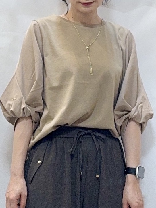 𝐇𝐢𝐫𝐨𝐦𝐢さんの「SHOO･LA･RUE｜【S-LL/洗濯機可/二の腕カバー】楽に上品見え ツイストスリーブトップス」を使ったコーディネート