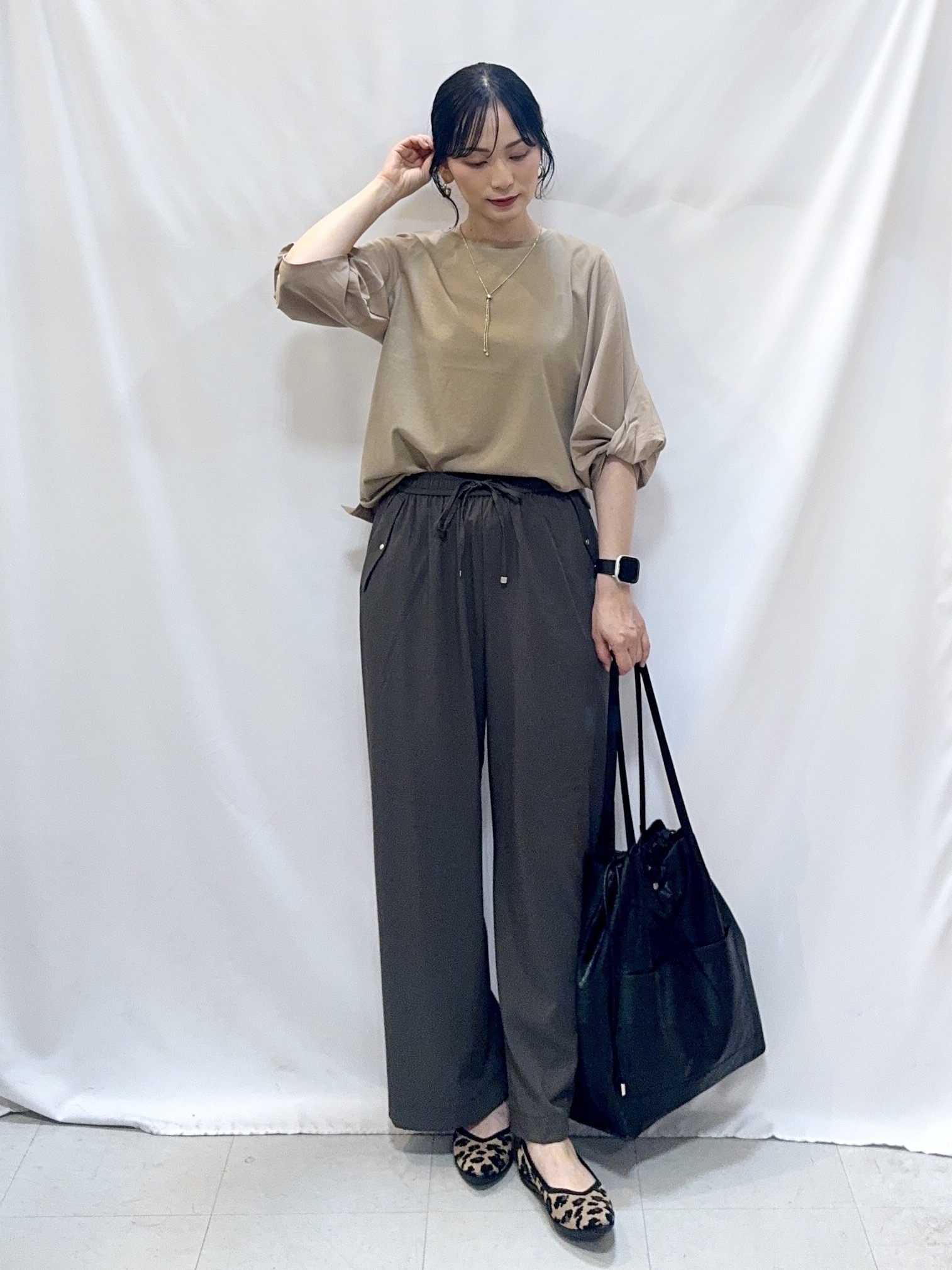 𝐇𝐢𝐫𝐨𝐦𝐢さんの「SHOO･LA･RUE｜【S-LL/洗濯機可/二の腕カバー】楽に上品見え ツイストスリーブトップス」を使ったコーディネート