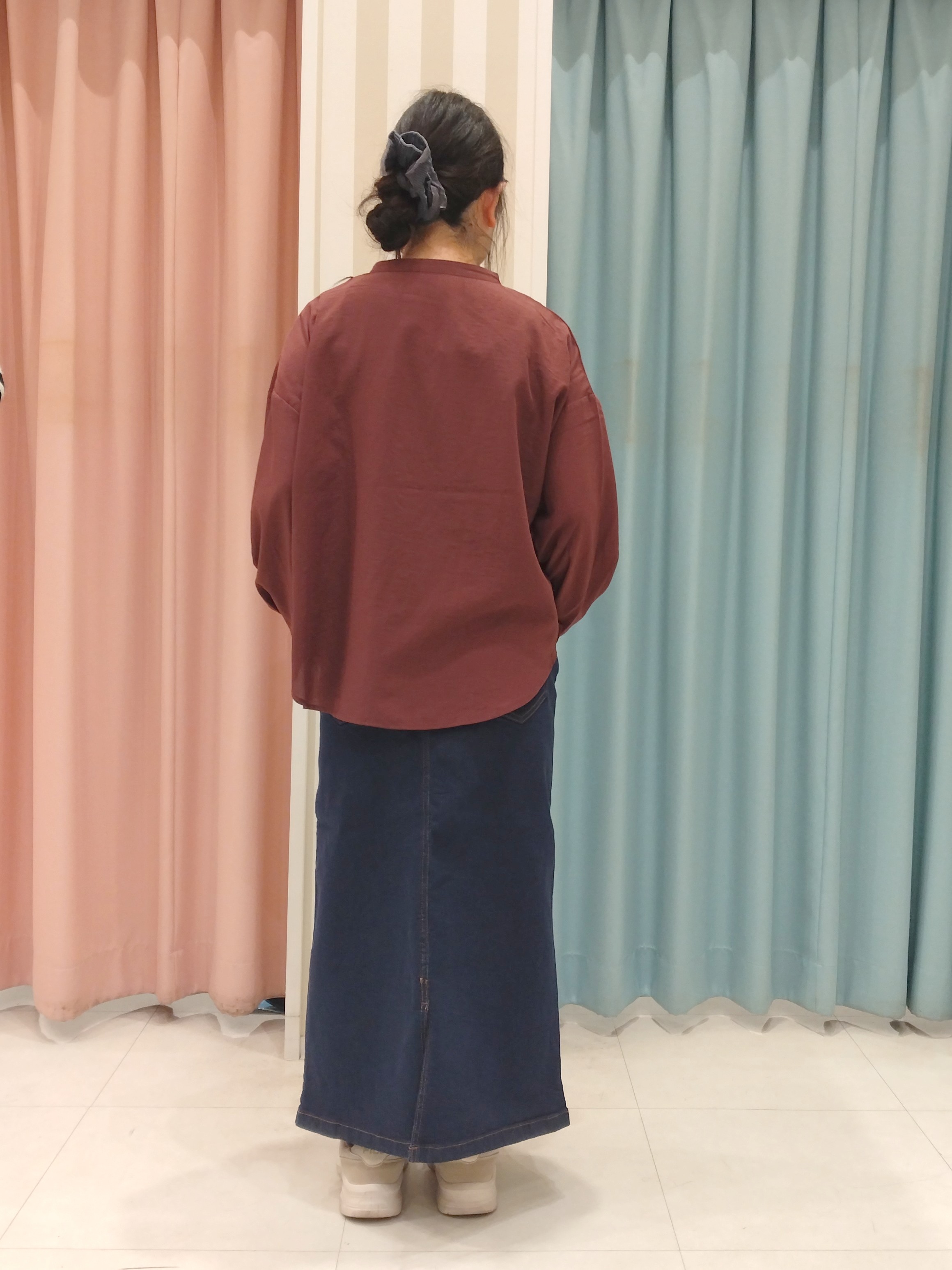 おっしーさんの「SHOO･LA･RUE｜【洗濯後しわになりにくい/S-LL】こなれ見え ゆるっと キーネック金ボタンポケットシャツ」を使ったコーディネート