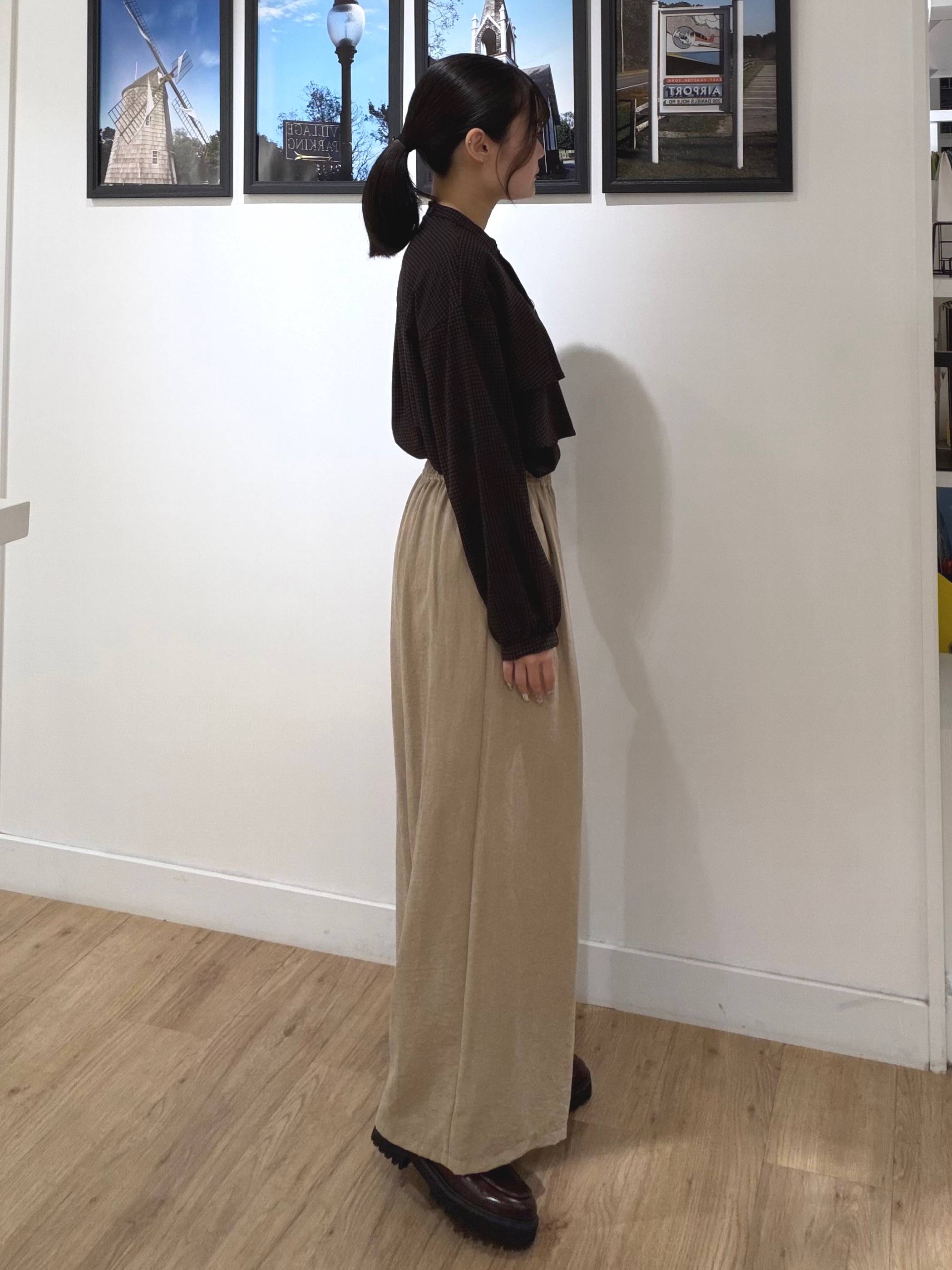 秦美里さんの「Dessin｜【手洗い可】ハウンドトゥースフリルブラウス」を使ったコーディネート