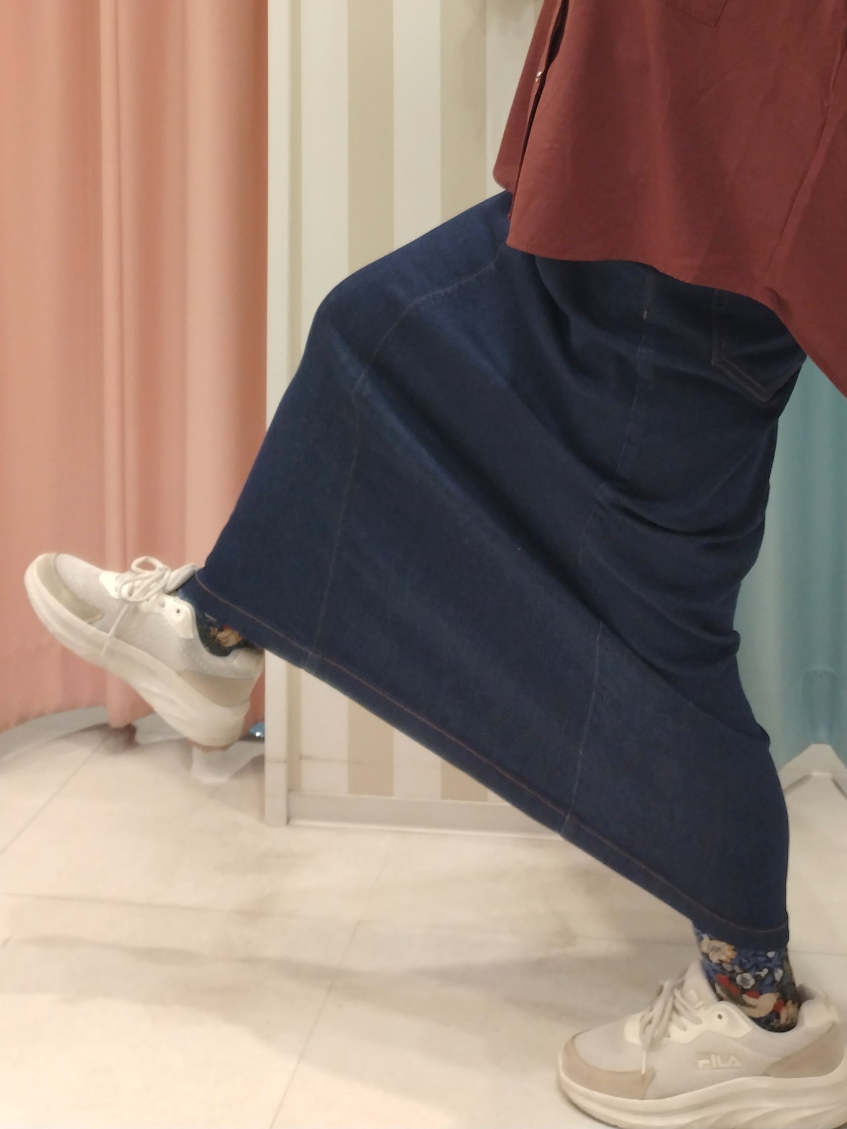 おっしーさんの「SHOO･LA･RUE｜【洗濯後しわになりにくい/S-LL】こなれ見え ゆるっと キーネック金ボタンポケットシャツ」を使ったコーディネート