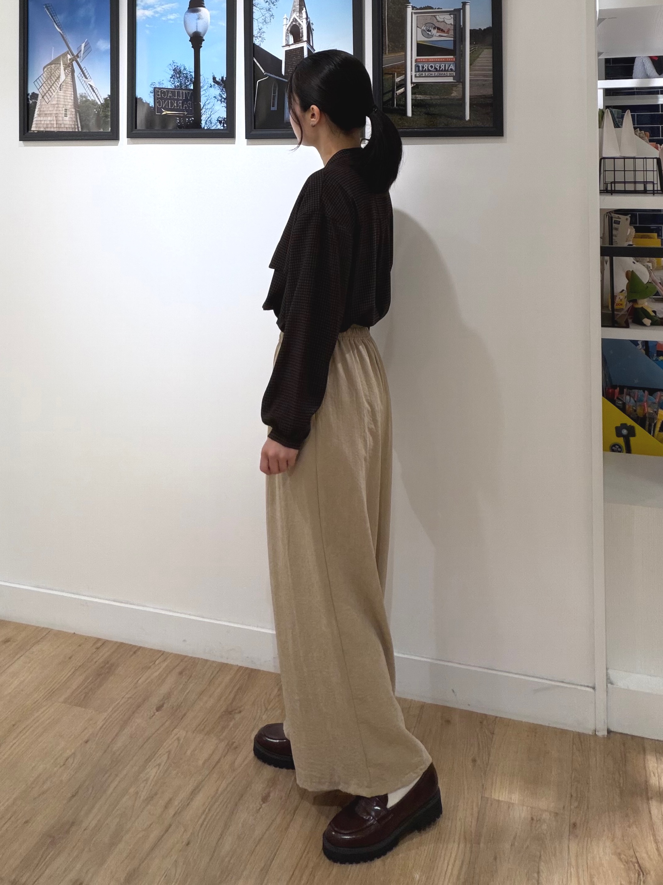 秦美里さんの「Dessin｜【手洗い可】ハウンドトゥースフリルブラウス」を使ったコーディネート