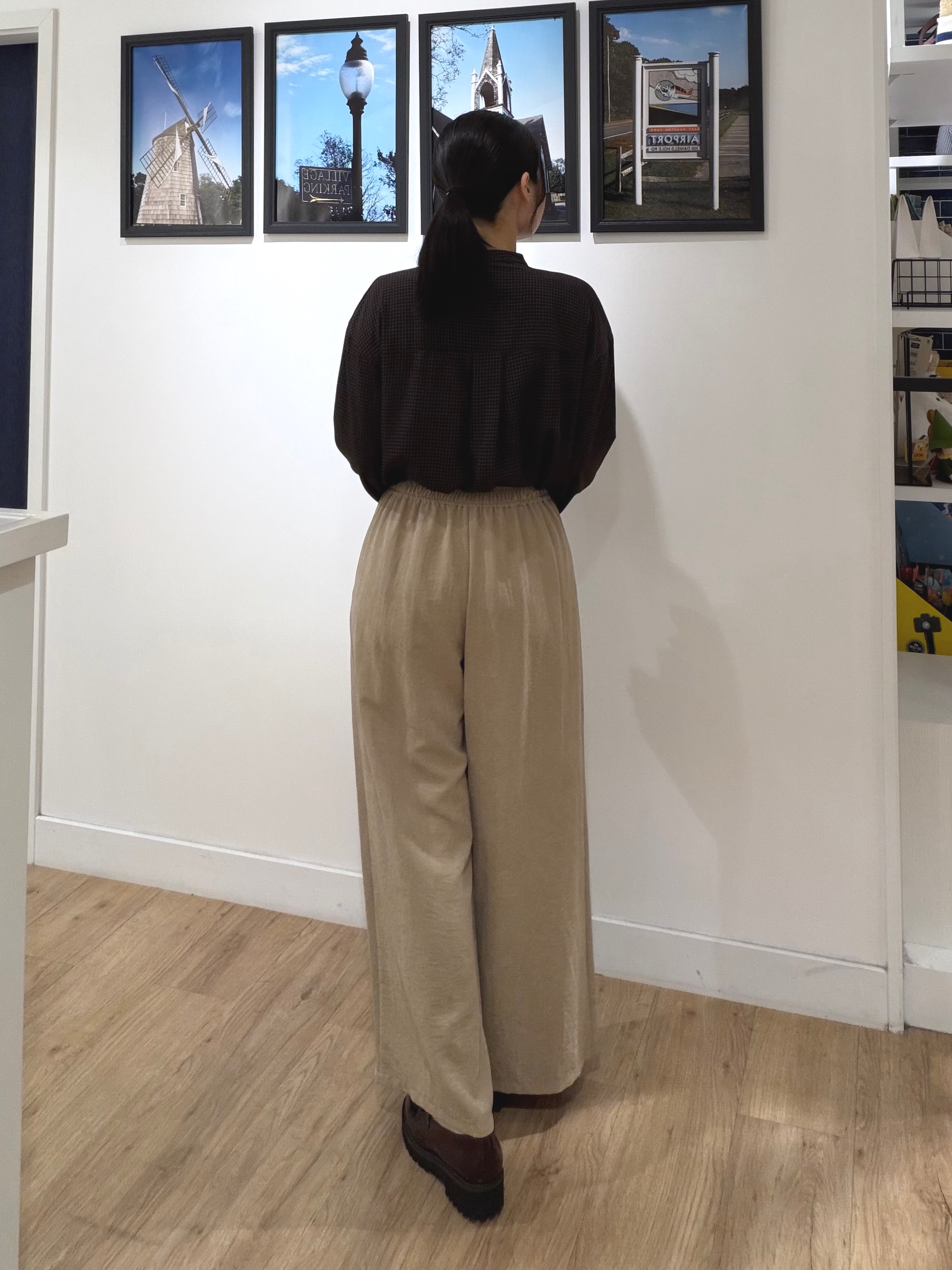 秦美里さんの「Dessin｜【手洗い可】ハウンドトゥースフリルブラウス」を使ったコーディネート