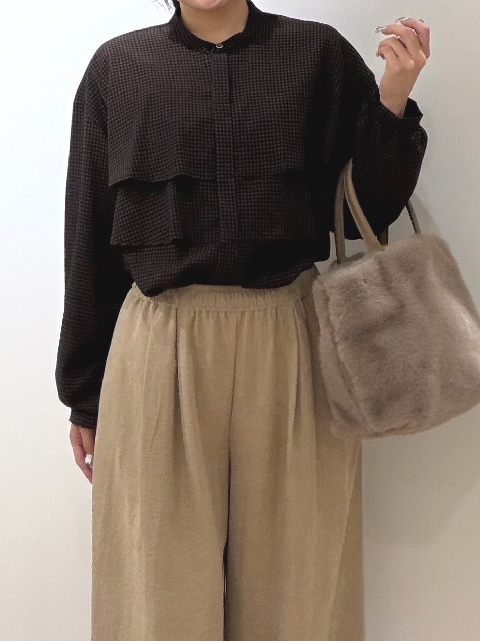 秦美里さんの「Dessin｜【手洗い可】ハウンドトゥースフリルブラウス」を使ったコーディネート