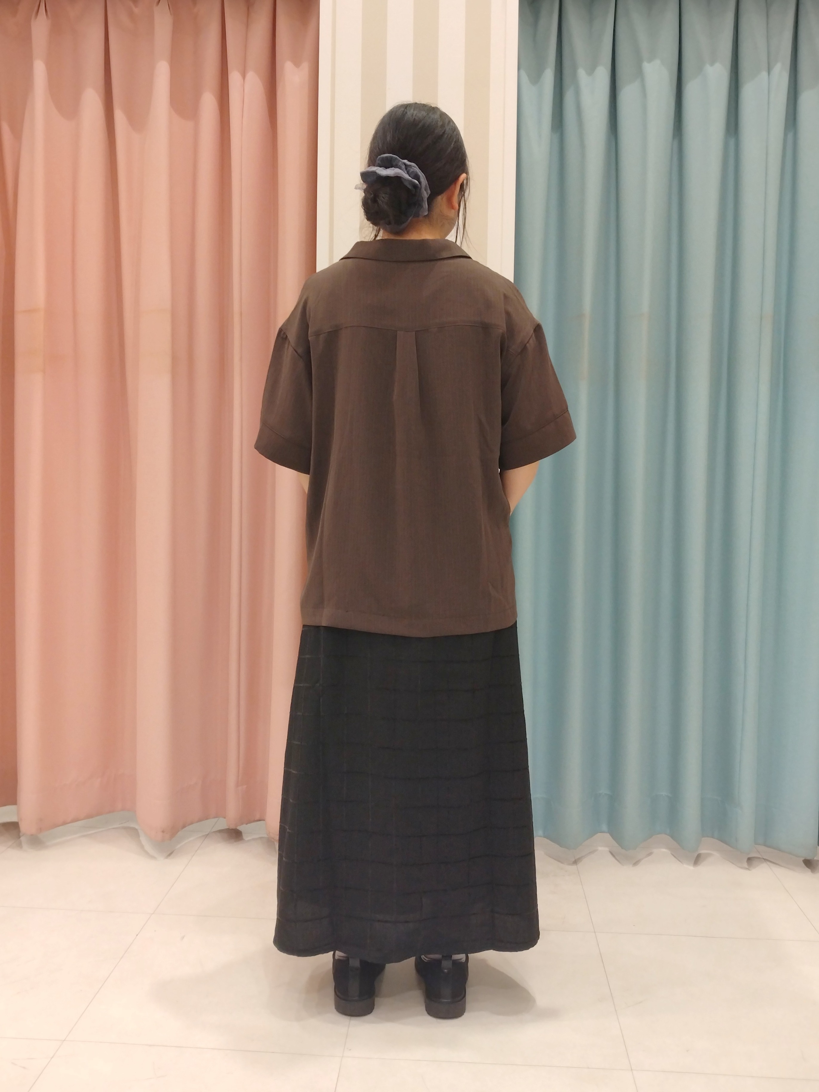 おっしーさんの「SHOO･LA･RUE｜【通気性〇/UV/S-LL】洗濯後しわになりにくい とろみストライプシャツ」を使ったコーディネート