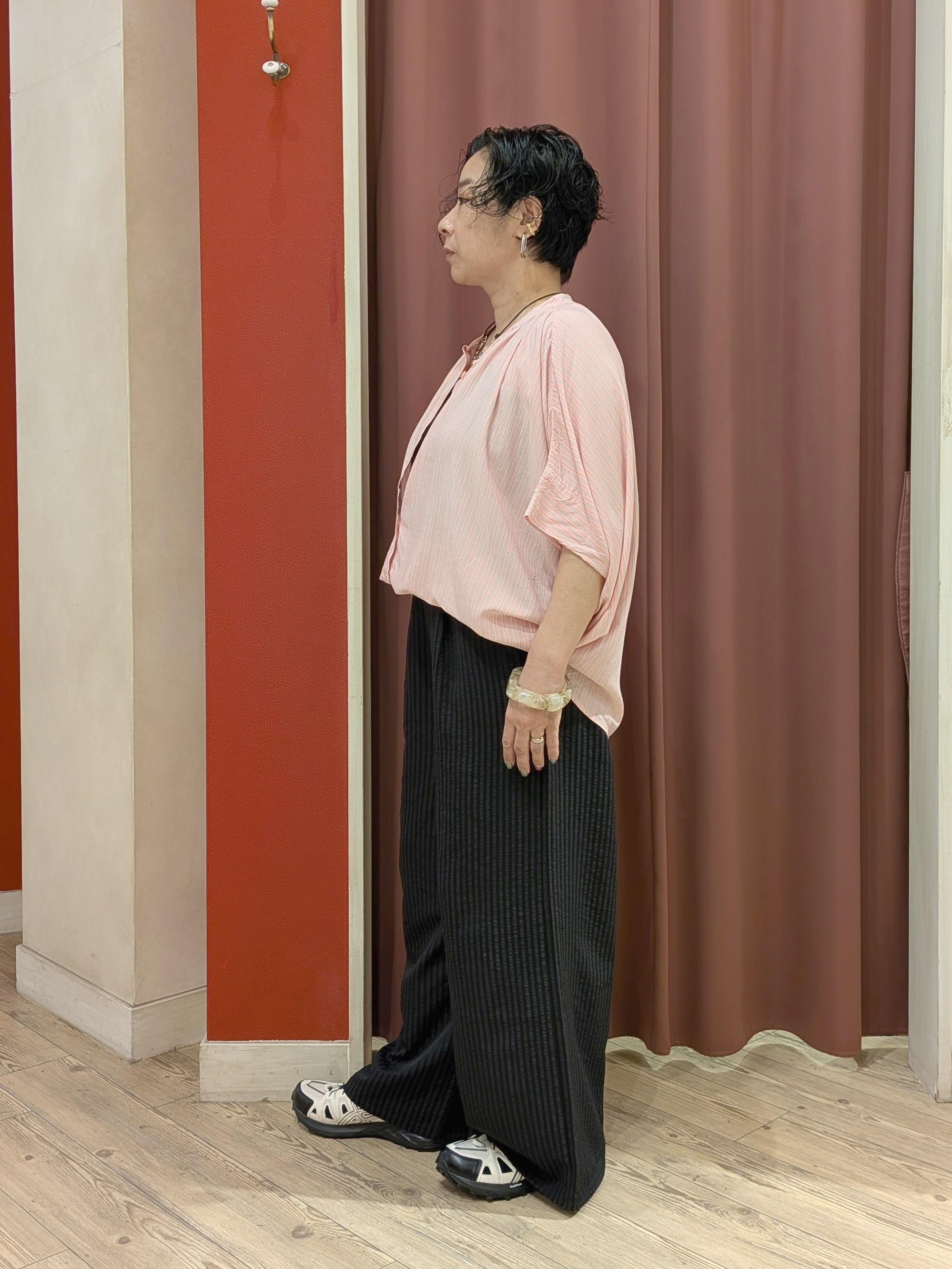 cameさんの「SHOO･LA･RUE｜【洗濯機可/体型カバー】二の腕隠れる ゆるっとドルマンバンドカラーシャツ」を使ったコーディネート
