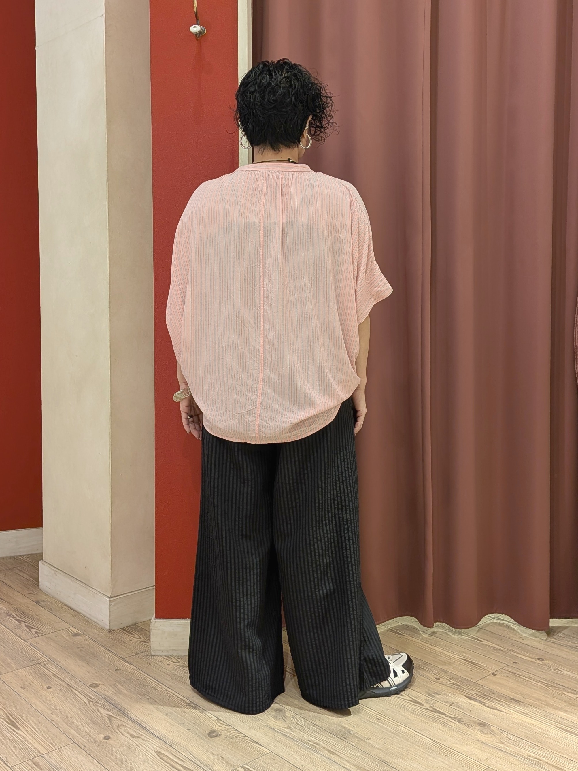 cameさんの「SHOO･LA･RUE｜【洗濯機可/体型カバー】二の腕隠れる ゆるっとドルマンバンドカラーシャツ」を使ったコーディネート