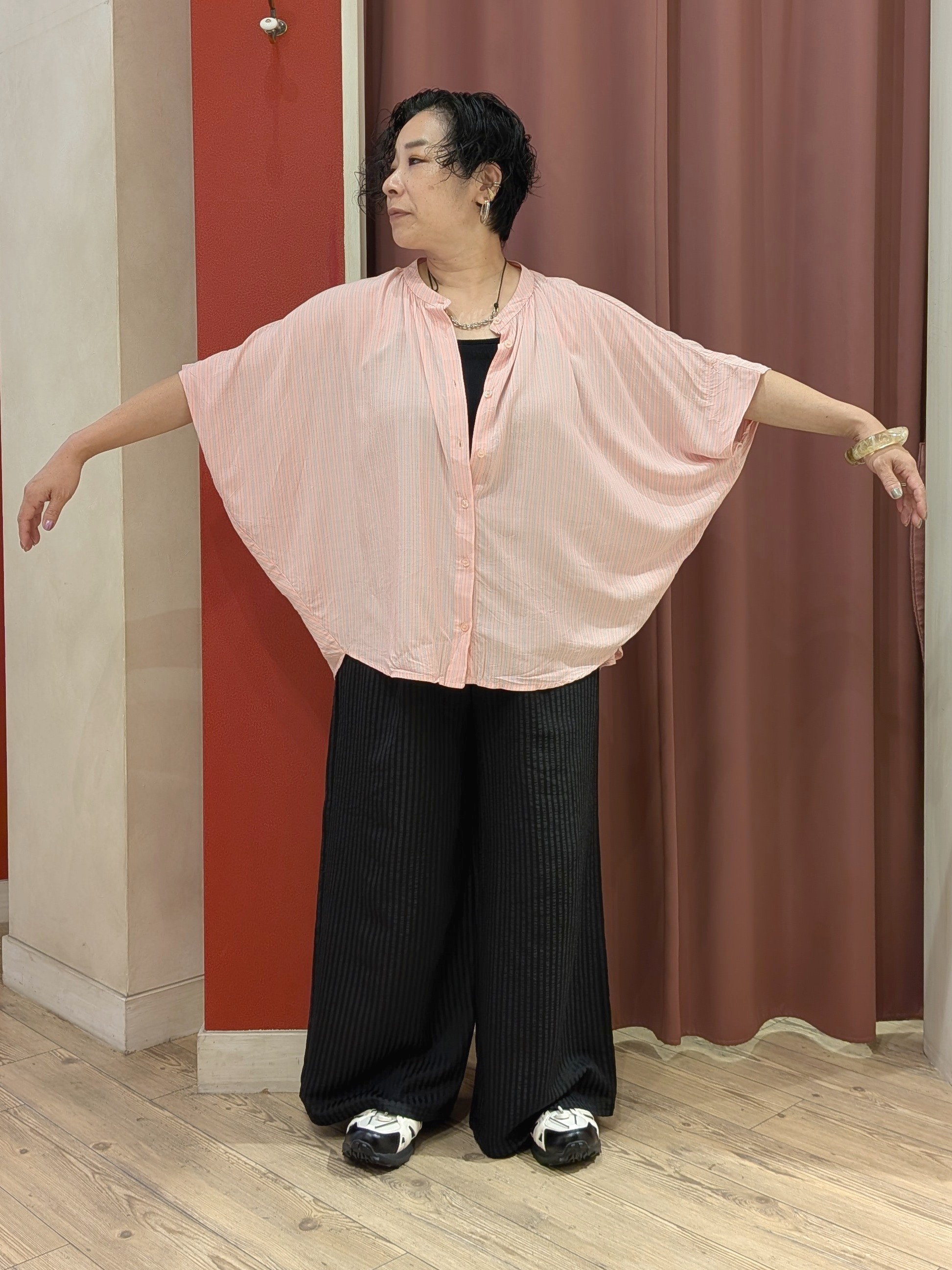 cameさんの「SHOO･LA･RUE｜【洗濯機可/体型カバー】二の腕隠れる ゆるっとドルマンバンドカラーシャツ」を使ったコーディネート