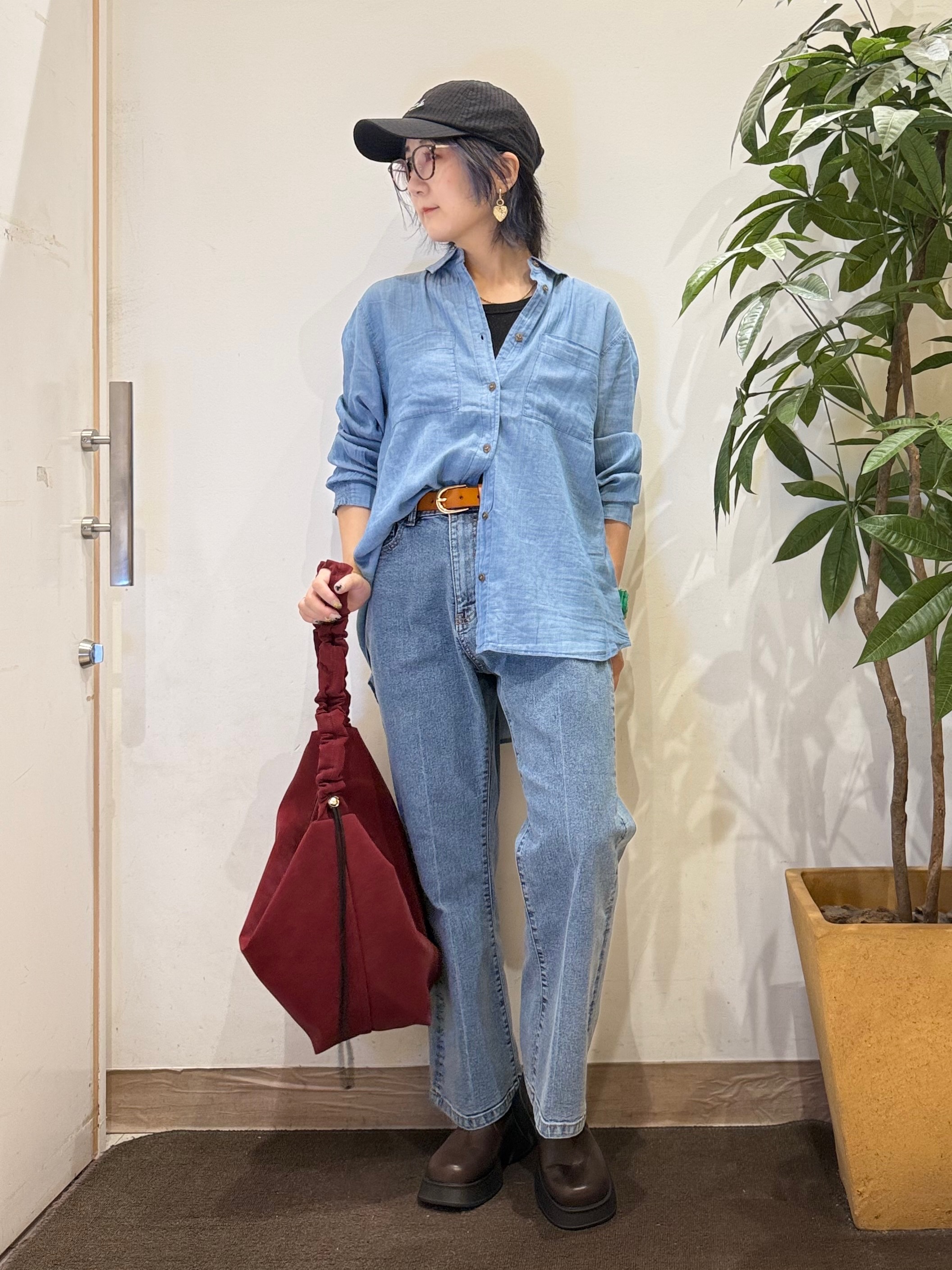 misakiさんの「SHOO･LA･RUE｜【綿100%/UV/S-LL/体型カバー】ヒップが隠せる 柔らかシアーデニムシャツ」を使ったコーディネート