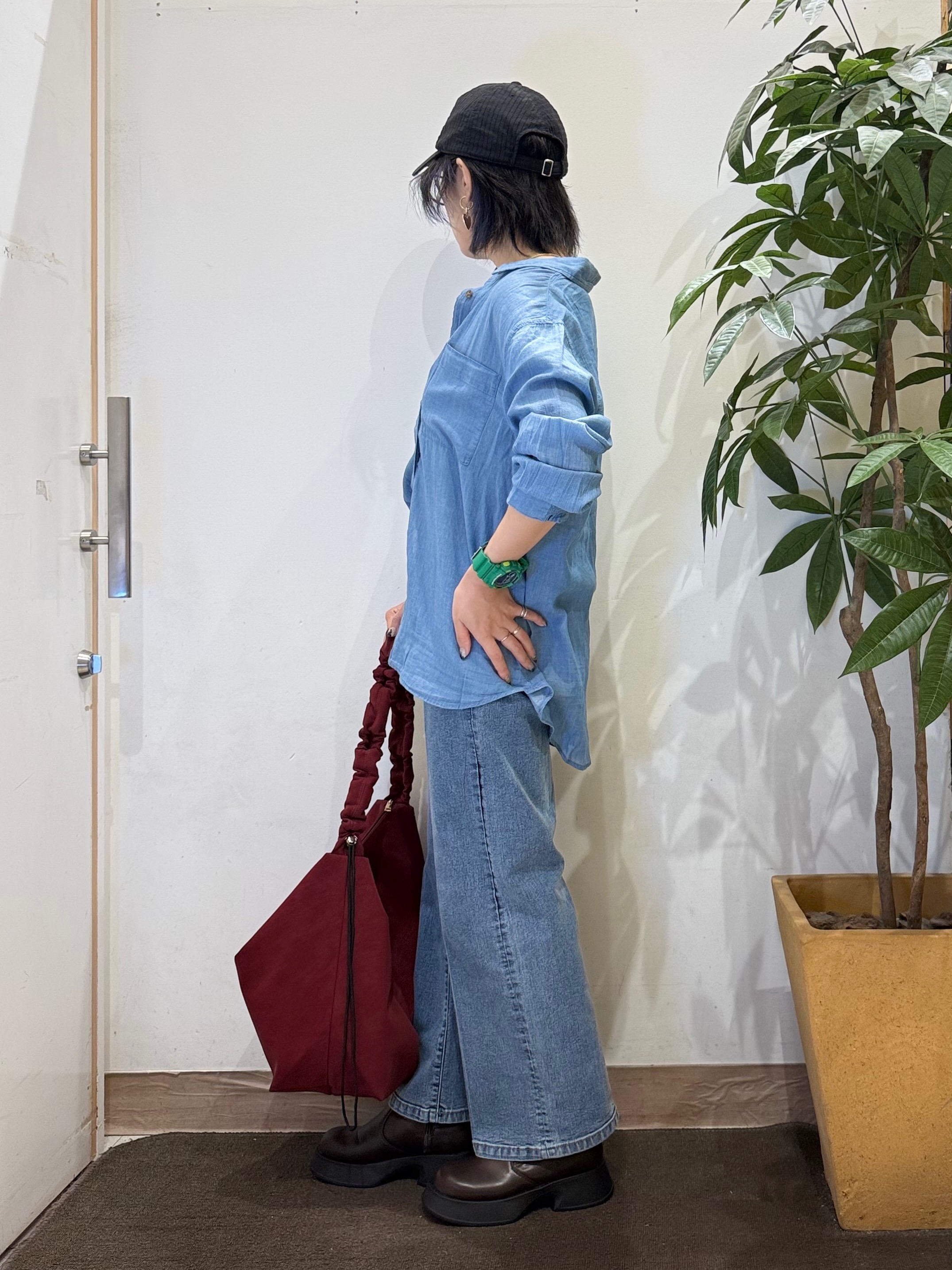 misakiさんの「SHOO･LA･RUE｜【綿100%/UV/S-LL/体型カバー】ヒップが隠せる 柔らかシアーデニムシャツ」を使ったコーディネート