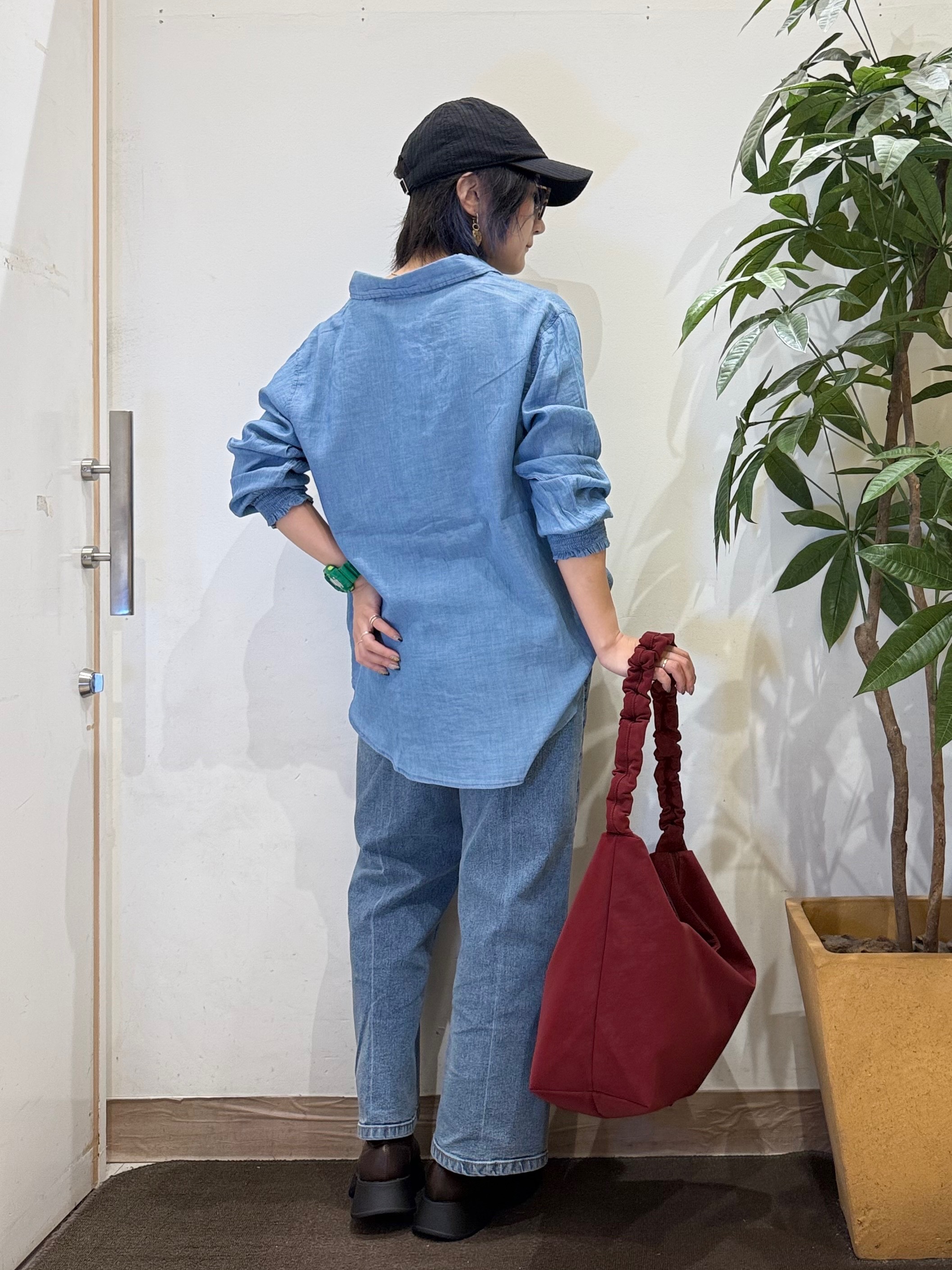 misakiさんの「SHOO･LA･RUE｜【綿100%/UV/S-LL/体型カバー】ヒップが隠せる 柔らかシアーデニムシャツ」を使ったコーディネート