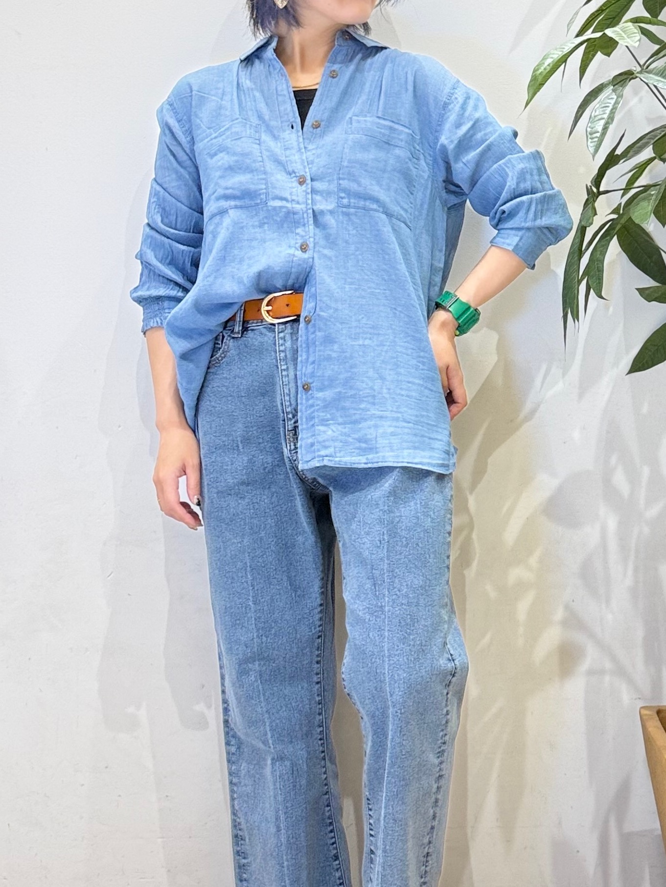 misakiさんの「SHOO･LA･RUE｜【綿100%/UV/S-LL/体型カバー】ヒップが隠せる 柔らかシアーデニムシャツ」を使ったコーディネート
