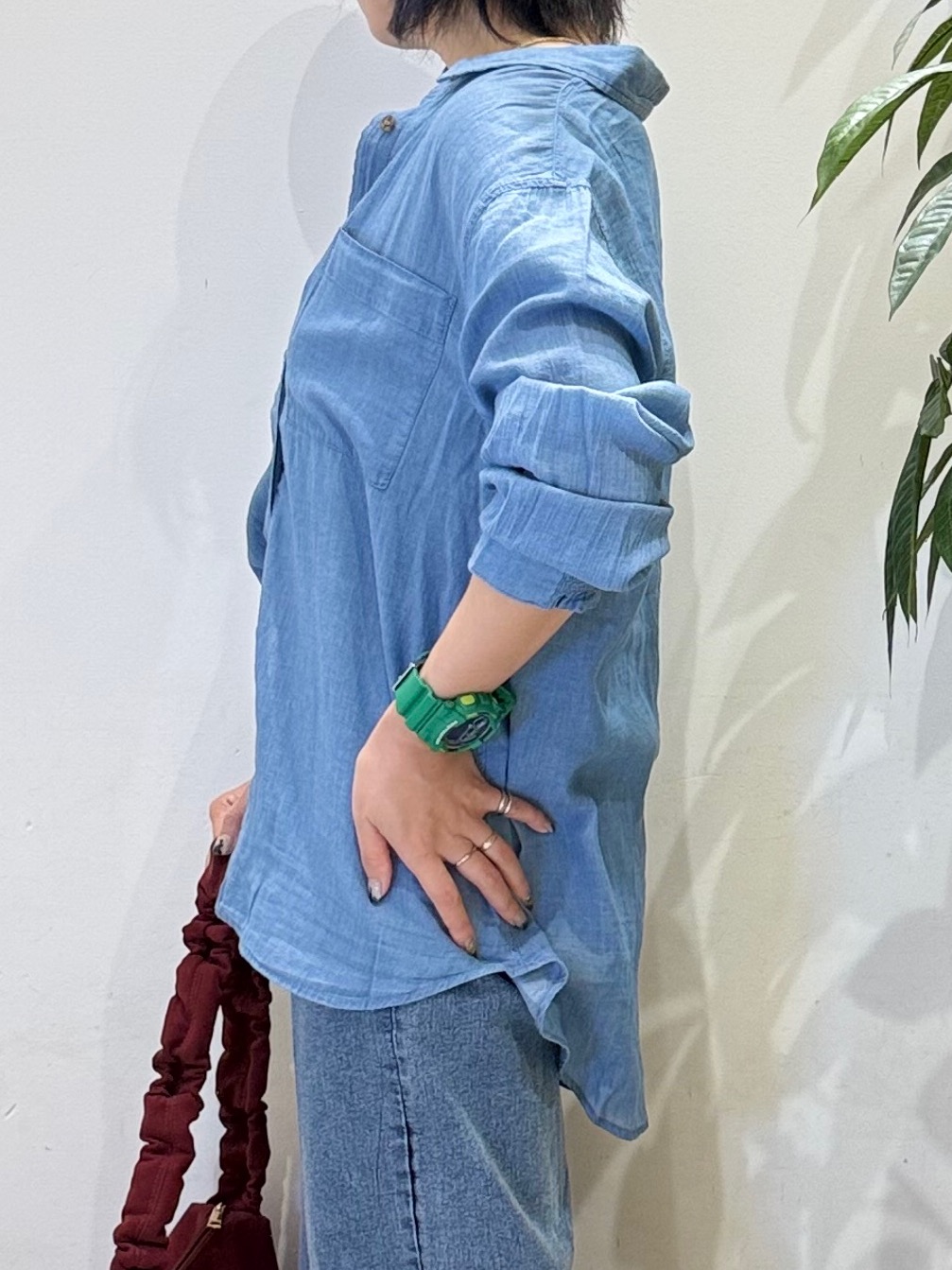 misakiさんの「SHOO･LA･RUE｜【綿100%/UV/S-LL/体型カバー】ヒップが隠せる 柔らかシアーデニムシャツ」を使ったコーディネート