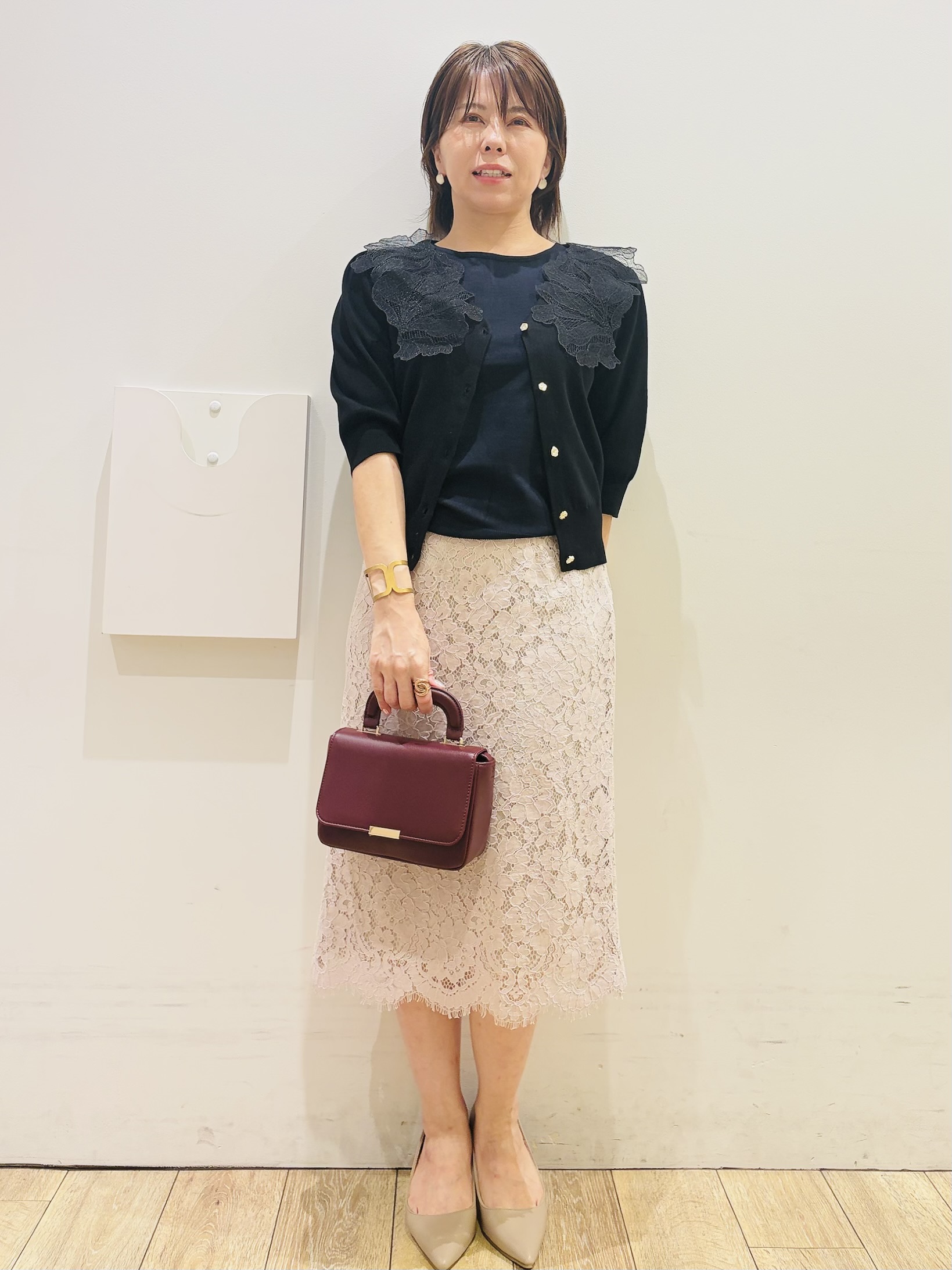 YUKOさんの「index｜【UVケア】エンブロイダリーレースVネックカーディガン《洗濯機OK》」を使ったコーディネート