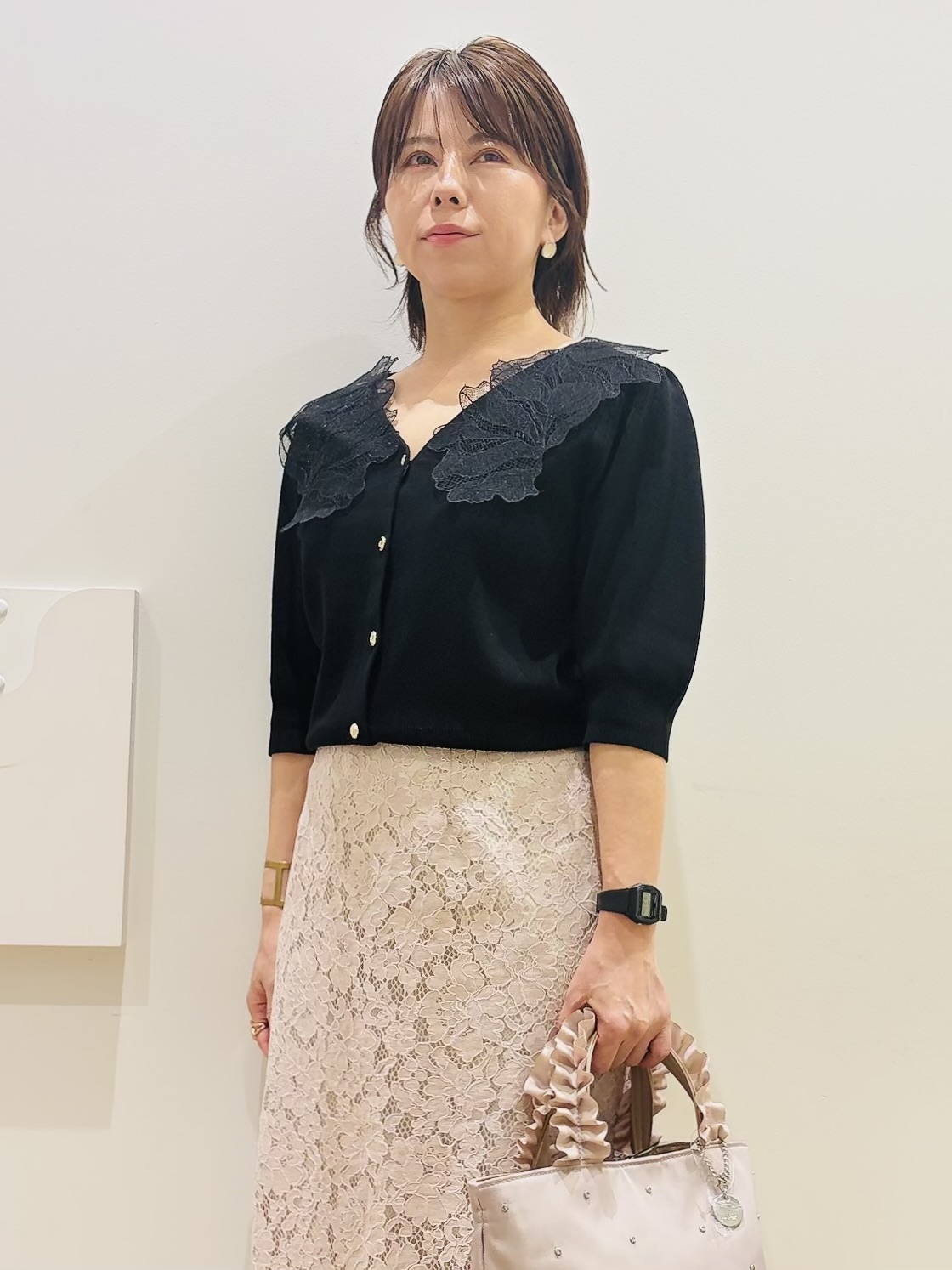 YUKOさんの「index｜【UVケア】エンブロイダリーレースVネックカーディガン《洗濯機OK》」を使ったコーディネート