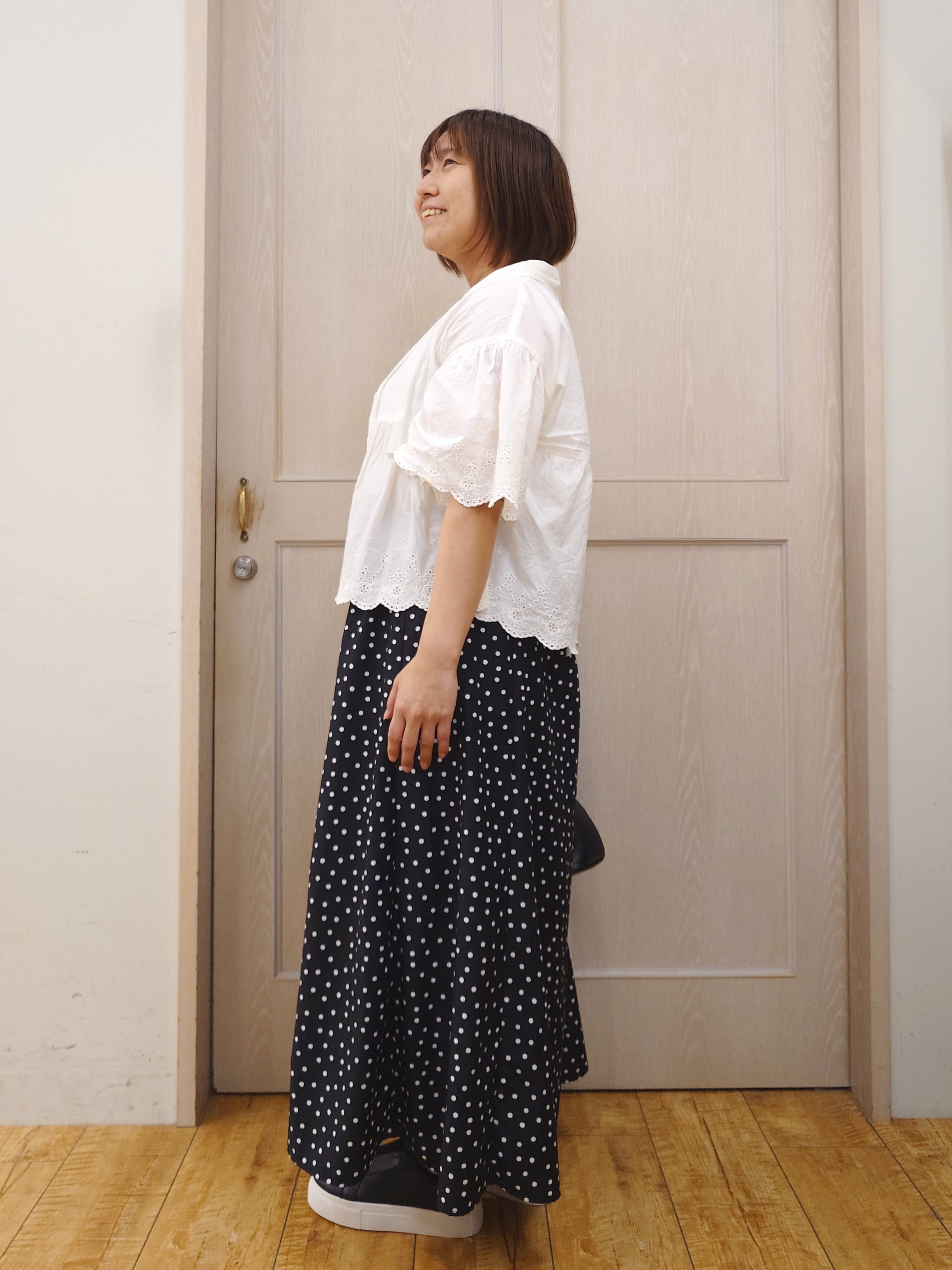 とろろさんの「SHOO･LA･RUE｜【洗濯機可/綿100％/体型カバー】刺繍レースがこなれ見え 二の腕が隠せる ペプラムブラウス」を使ったコーディネート