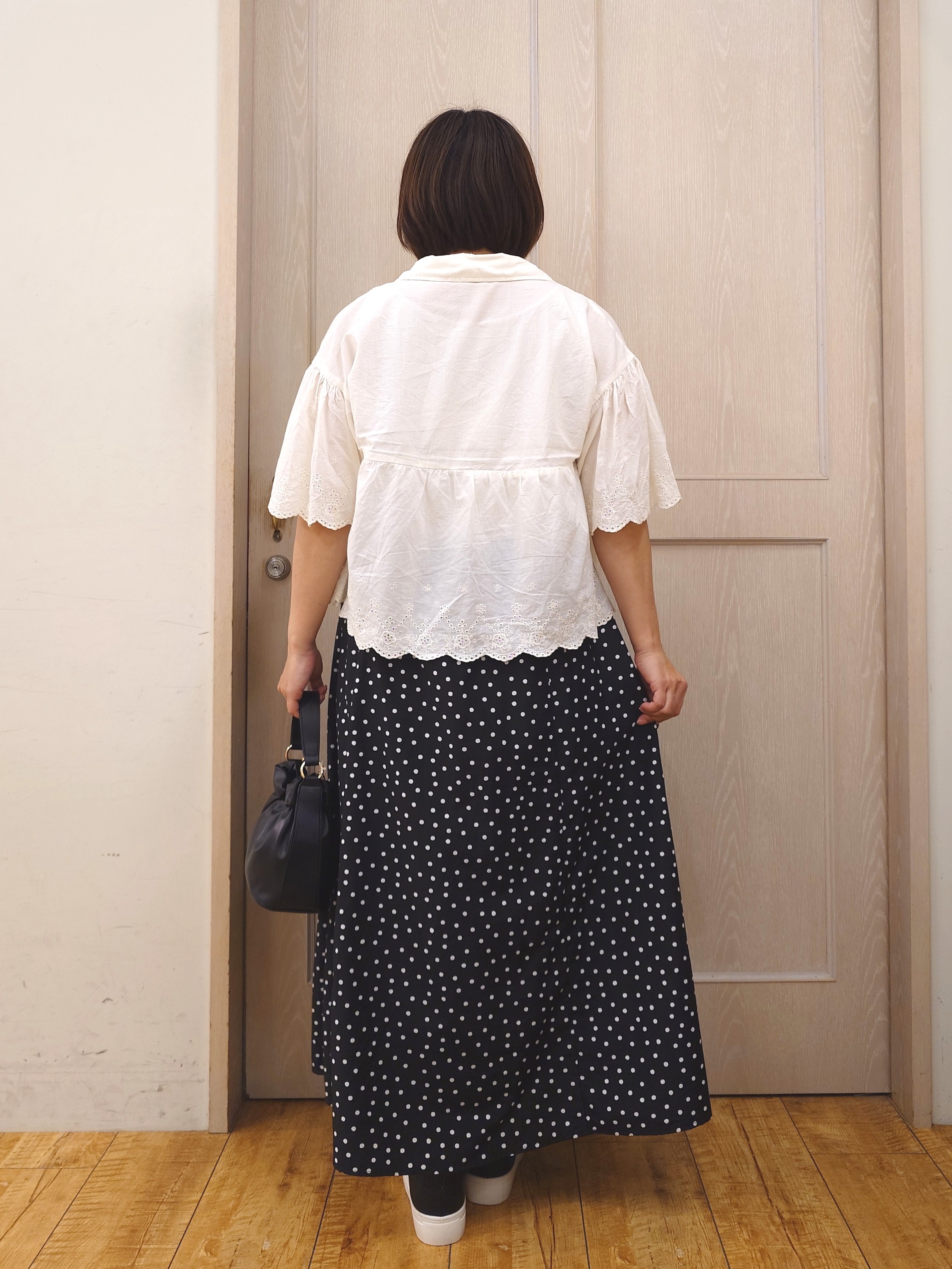 とろろさんの「SHOO･LA･RUE｜【洗濯機可/綿100％/体型カバー】刺繍レースがこなれ見え 二の腕が隠せる ペプラムブラウス」を使ったコーディネート