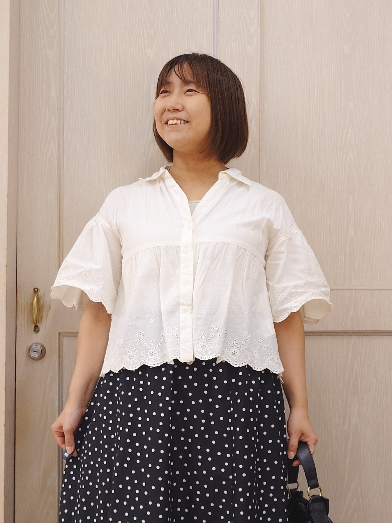とろろさんの「SHOO･LA･RUE｜【洗濯機可/綿100％/体型カバー】刺繍レースがこなれ見え 二の腕が隠せる ペプラムブラウス」を使ったコーディネート