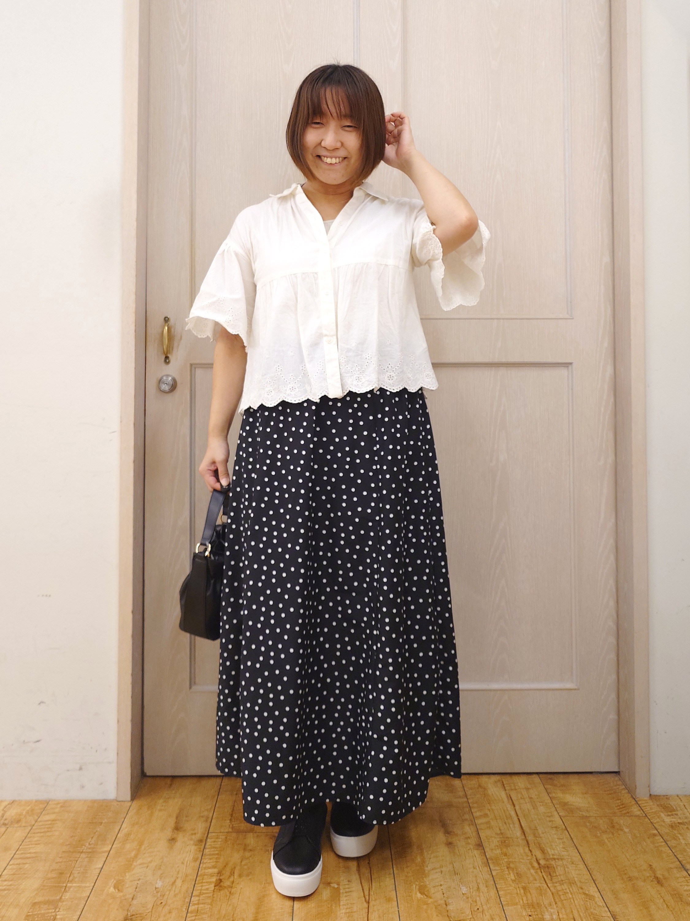 とろろさんの「SHOO･LA･RUE｜【洗濯機可/綿100％/体型カバー】刺繍レースがこなれ見え 二の腕が隠せる ペプラムブラウス」を使ったコーディネート