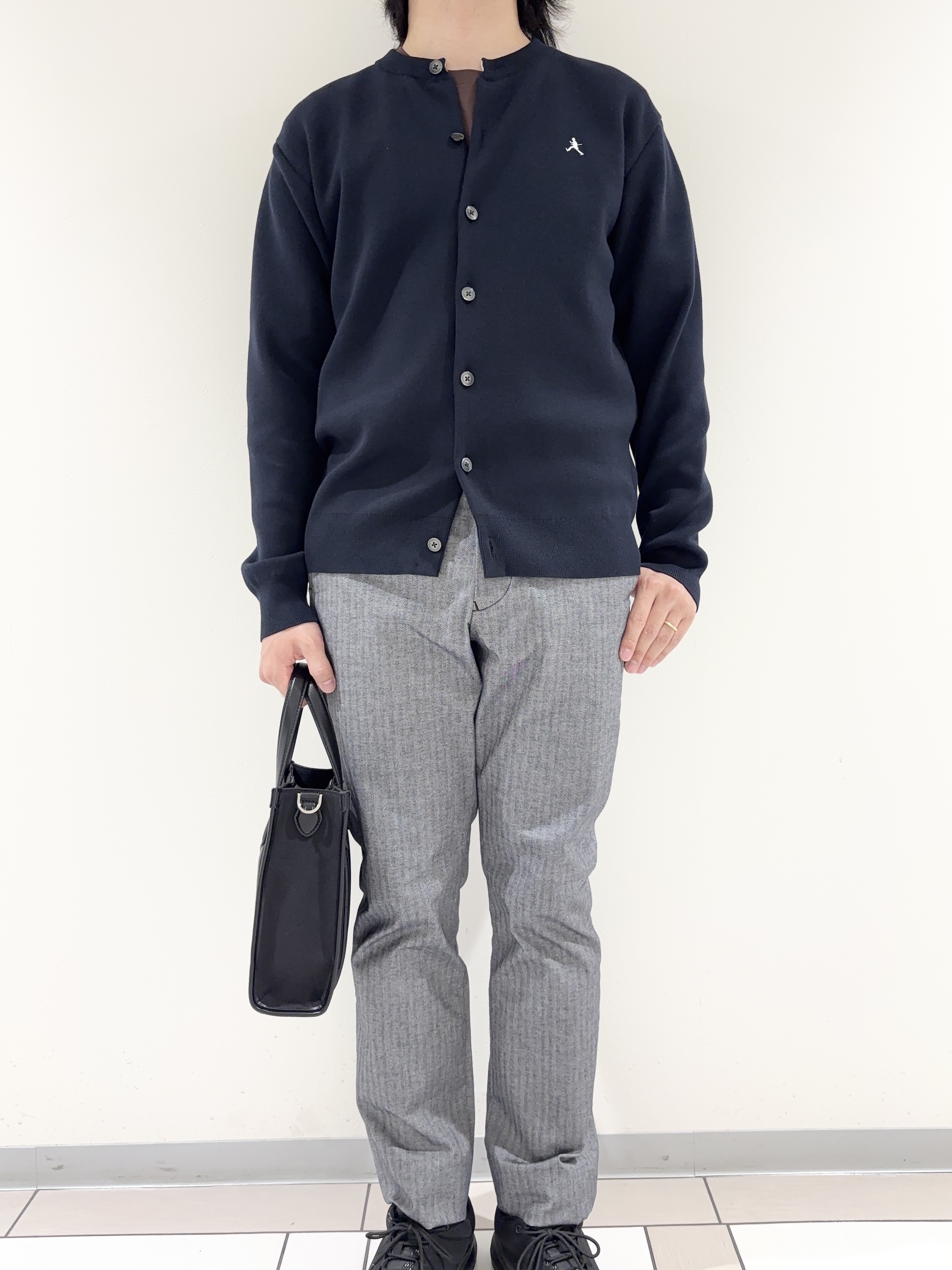 及川さんの「TAKEO KIKUCHI｜【BOWLER HAT LABEL】日本製クルーネックカーディガン」を使ったコーディネート