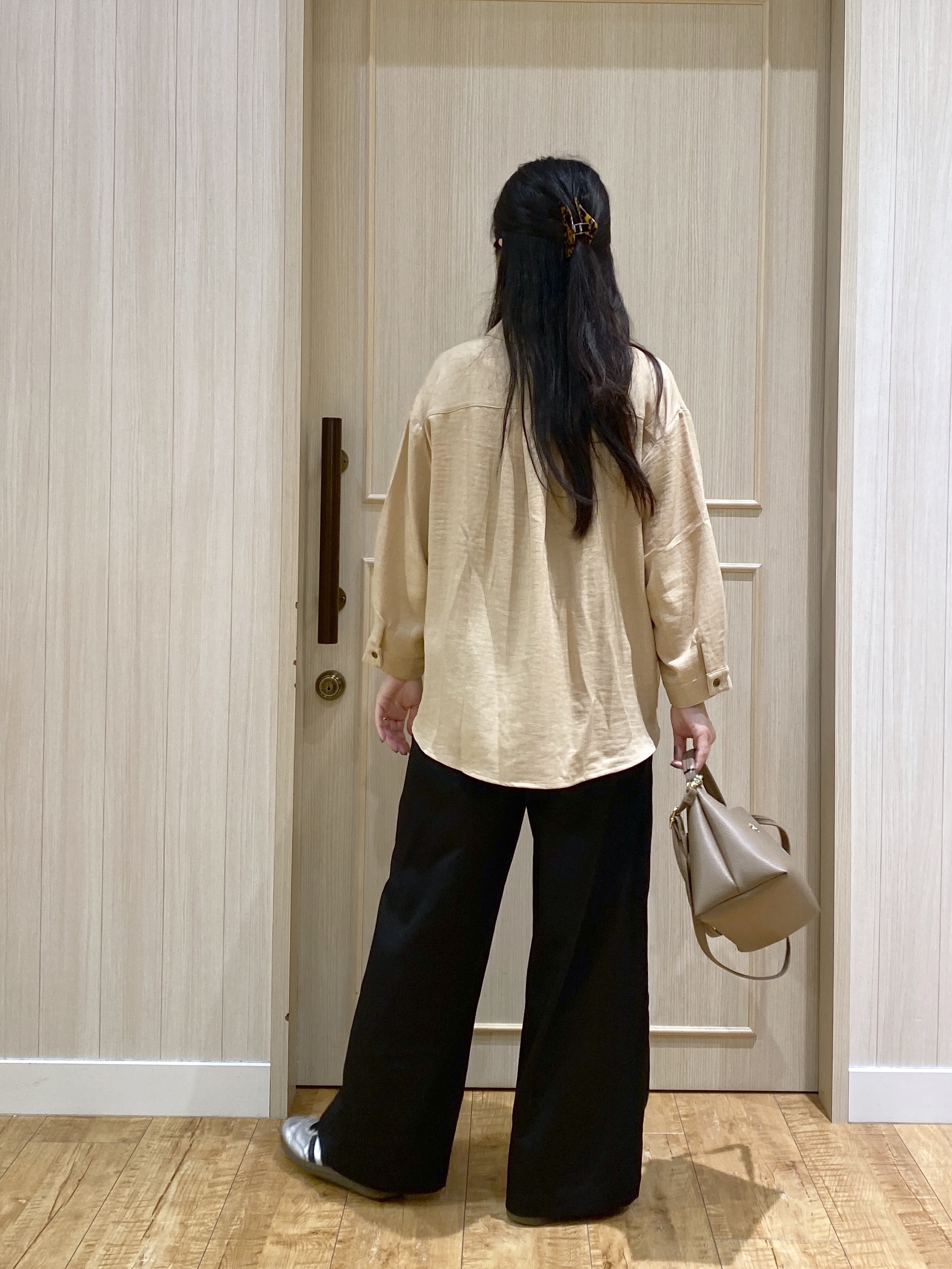 ERIさんの「SHOO･LA･RUE｜【洗濯後しわになりにくい/インしてる風】1枚で着映える裾タックシャツ」を使ったコーディネート
