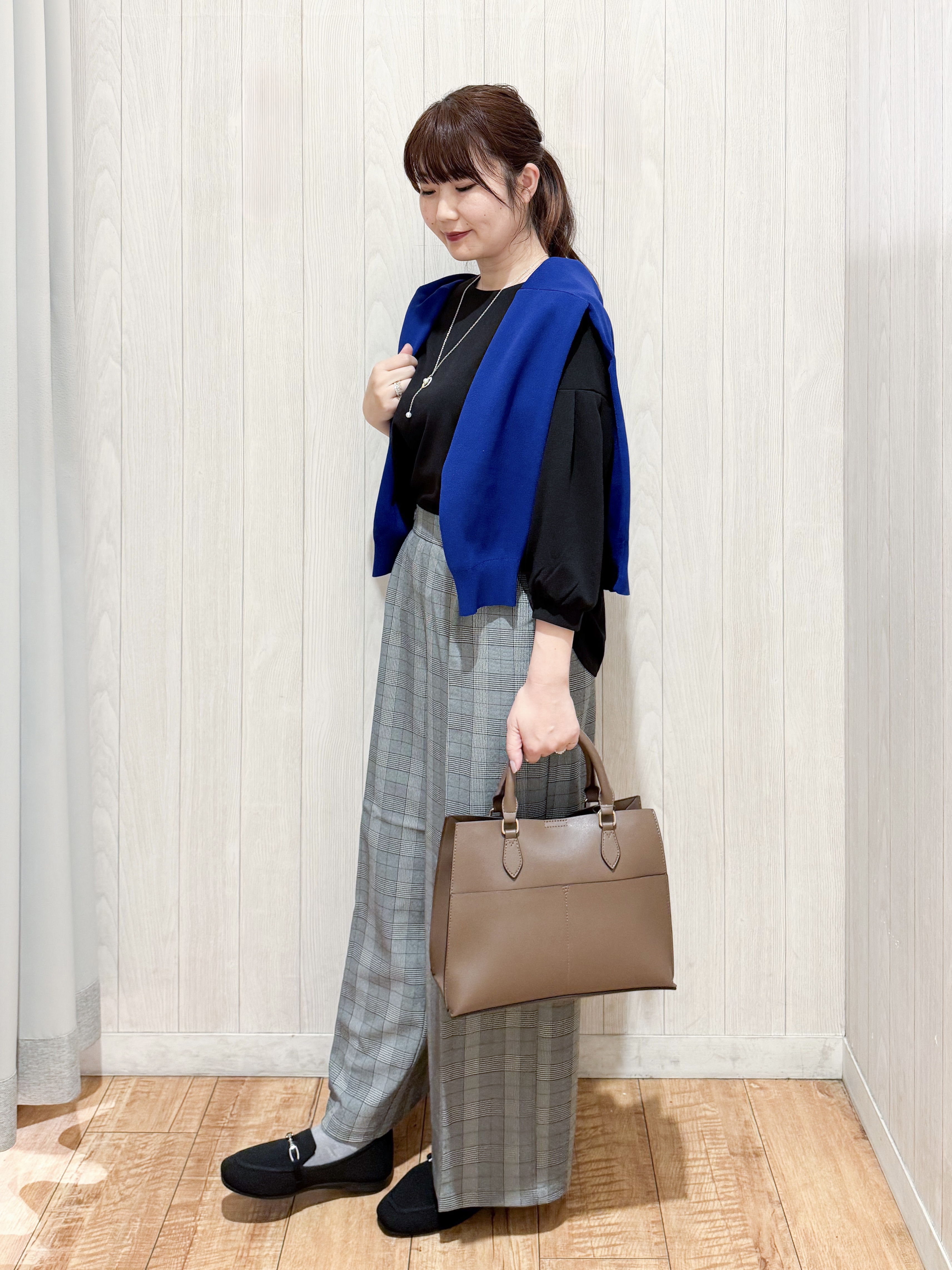愛さんの「SHOO･LA･RUE｜【セットアップ可/洗濯機可】軽やかに羽織れる スポンディッシュ ニットカーディガン」を使ったコーディネート