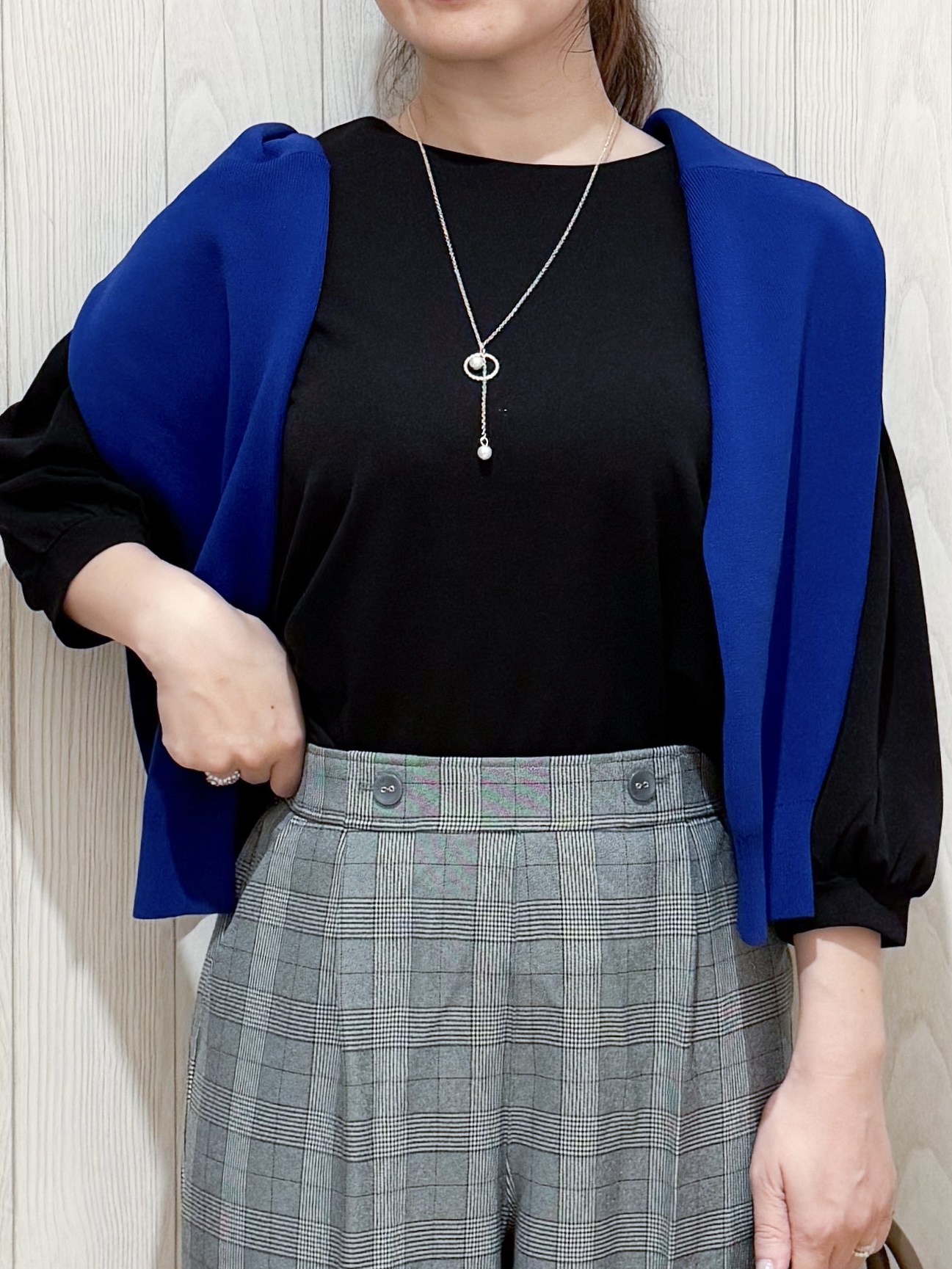 愛さんの「SHOO･LA･RUE｜【セットアップ可/洗濯機可】軽やかに羽織れる スポンディッシュ ニットカーディガン」を使ったコーディネート
