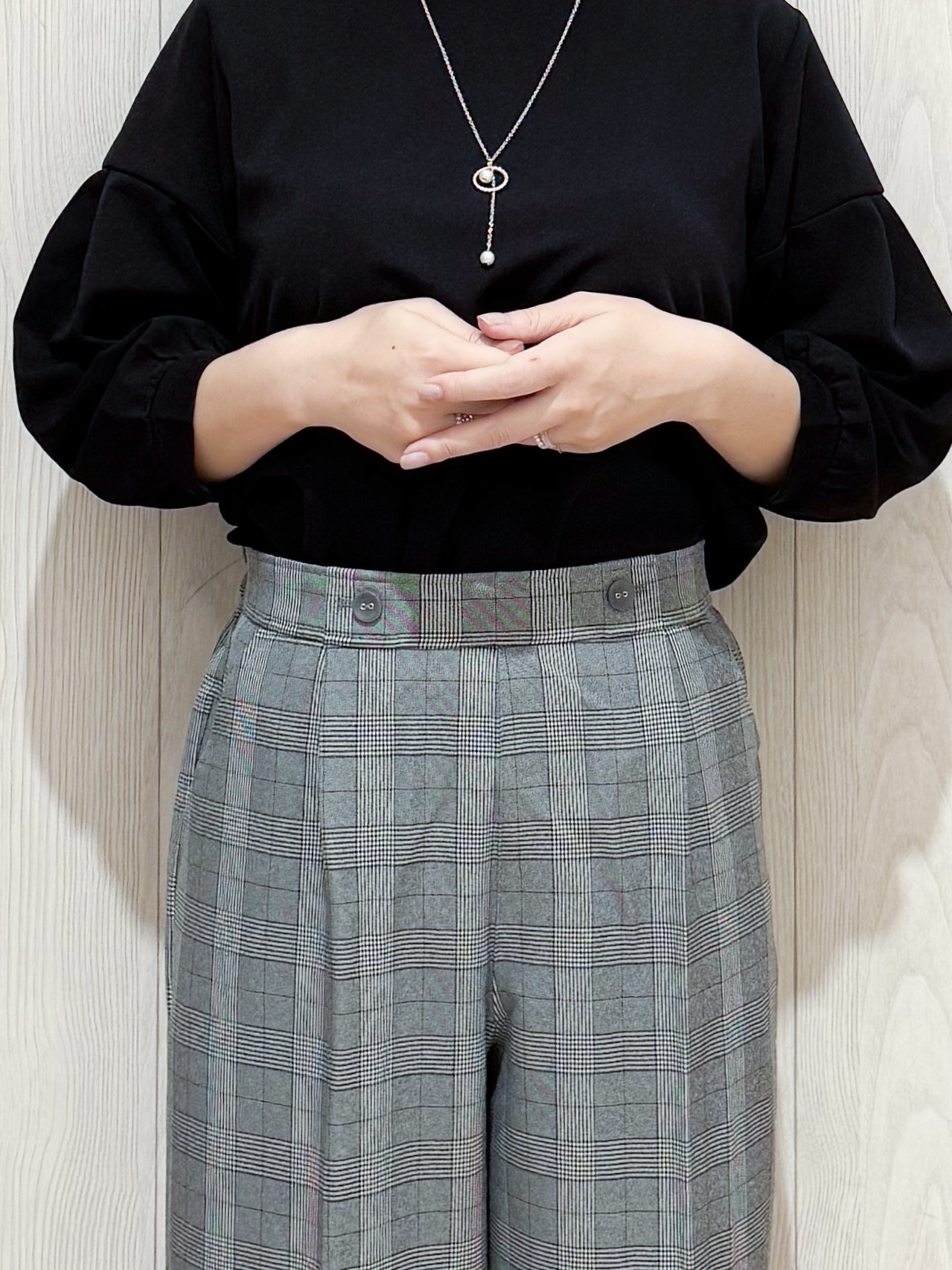 愛さんの「SHOO･LA･RUE｜【セットアップ可/洗濯機可】軽やかに羽織れる スポンディッシュ ニットカーディガン」を使ったコーディネート