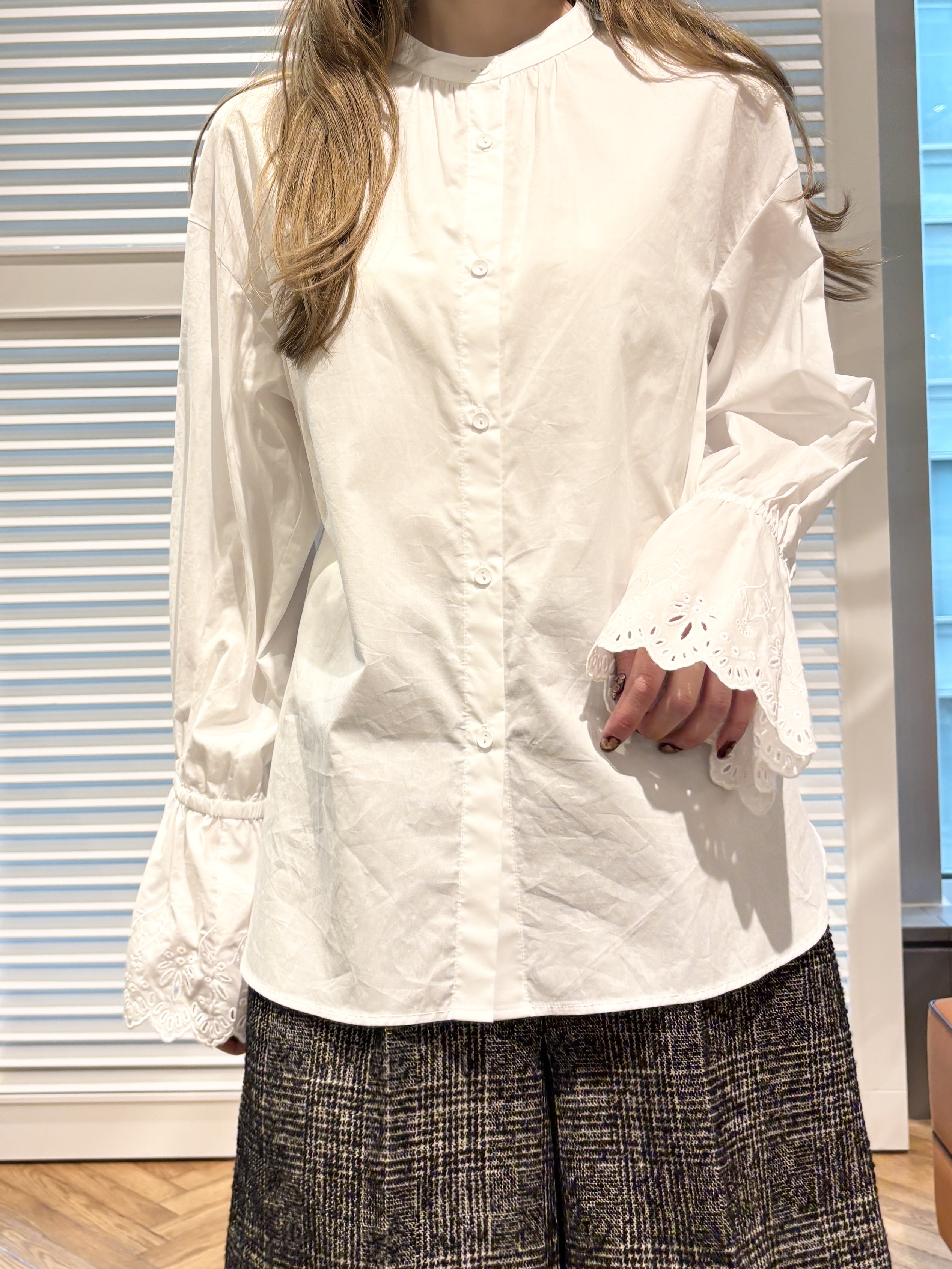 清水夏姫さんの「DRESSTERIOR｜エンブロイダリーカフスシャツ」を使ったコーディネート