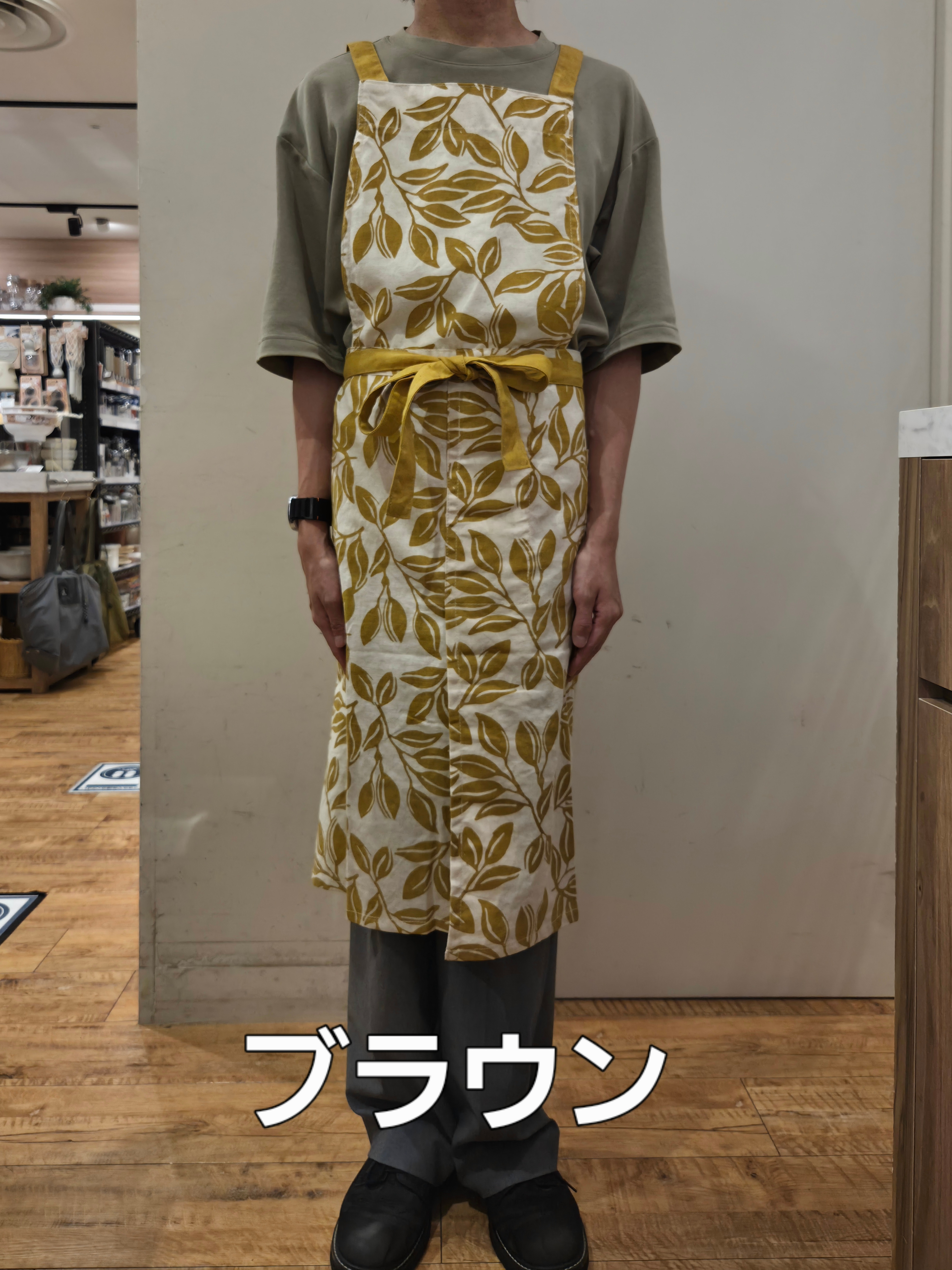 yuu07さんの「212 KITCHEN STORE｜ボタニカルリーフ フルエプロン 2way GY ＜212Kオリジナル＞」を使ったコーディネート