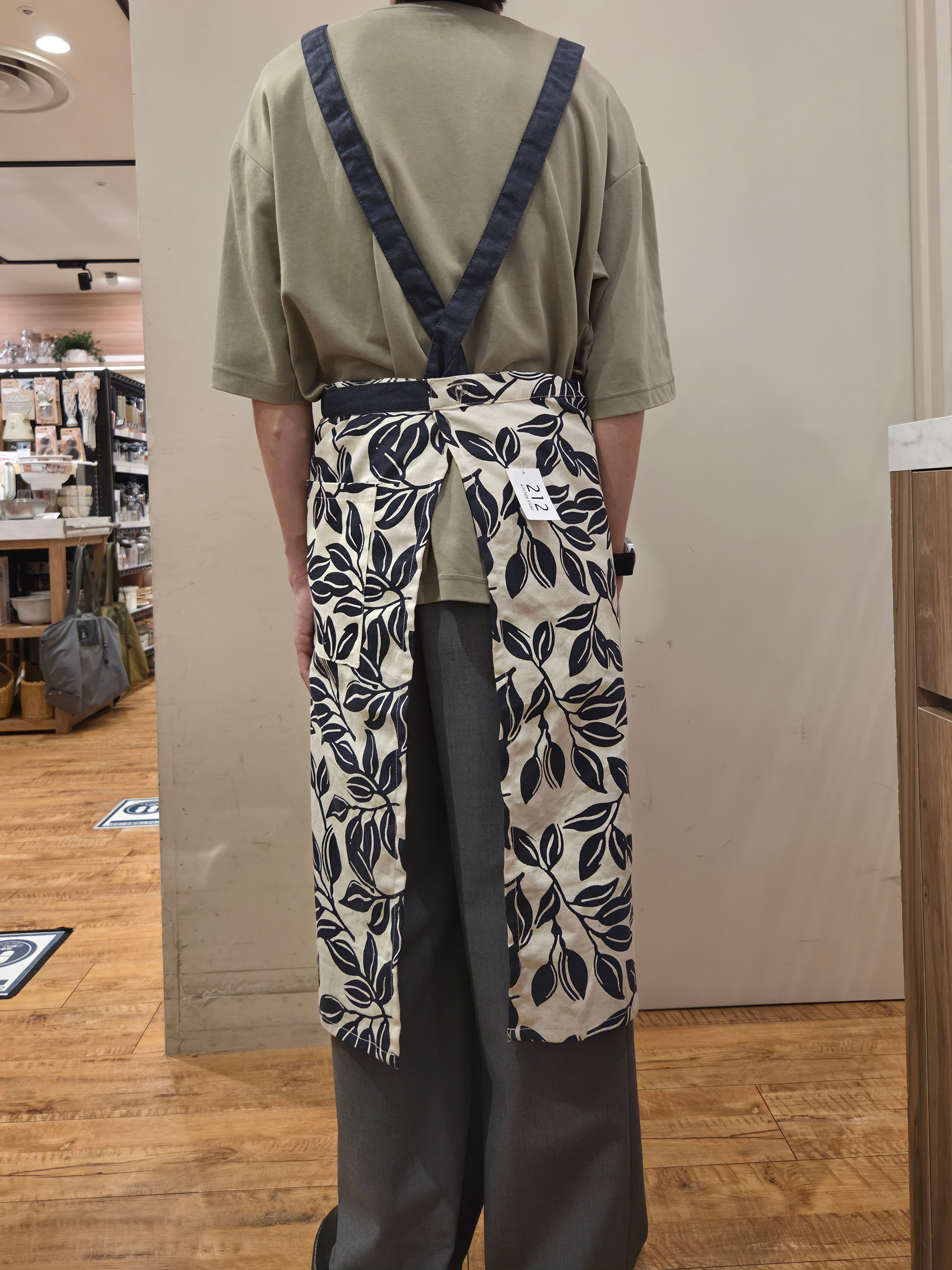 yuu07さんの「212 KITCHEN STORE｜ボタニカルリーフ フルエプロン 2way GY ＜212Kオリジナル＞」を使ったコーディネート