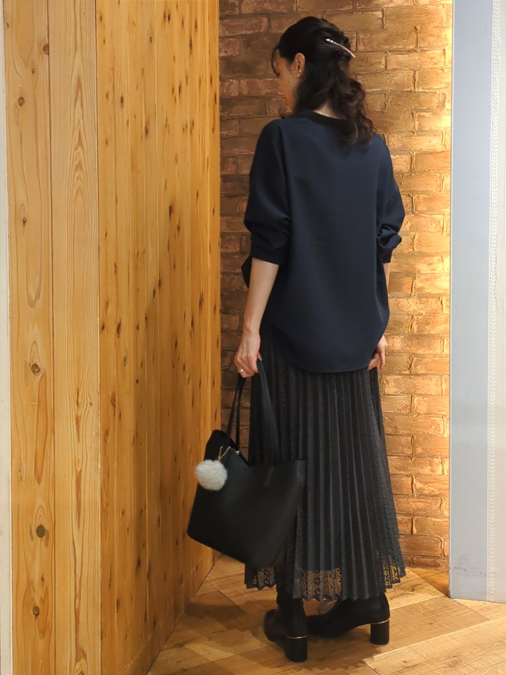 massuさんの「SHOO･LA･RUE｜【洗濯後しわになりにくい/S-LL】こなれ見え ゆるっと キーネック金ボタンポケットシャツ」を使ったコーディネート