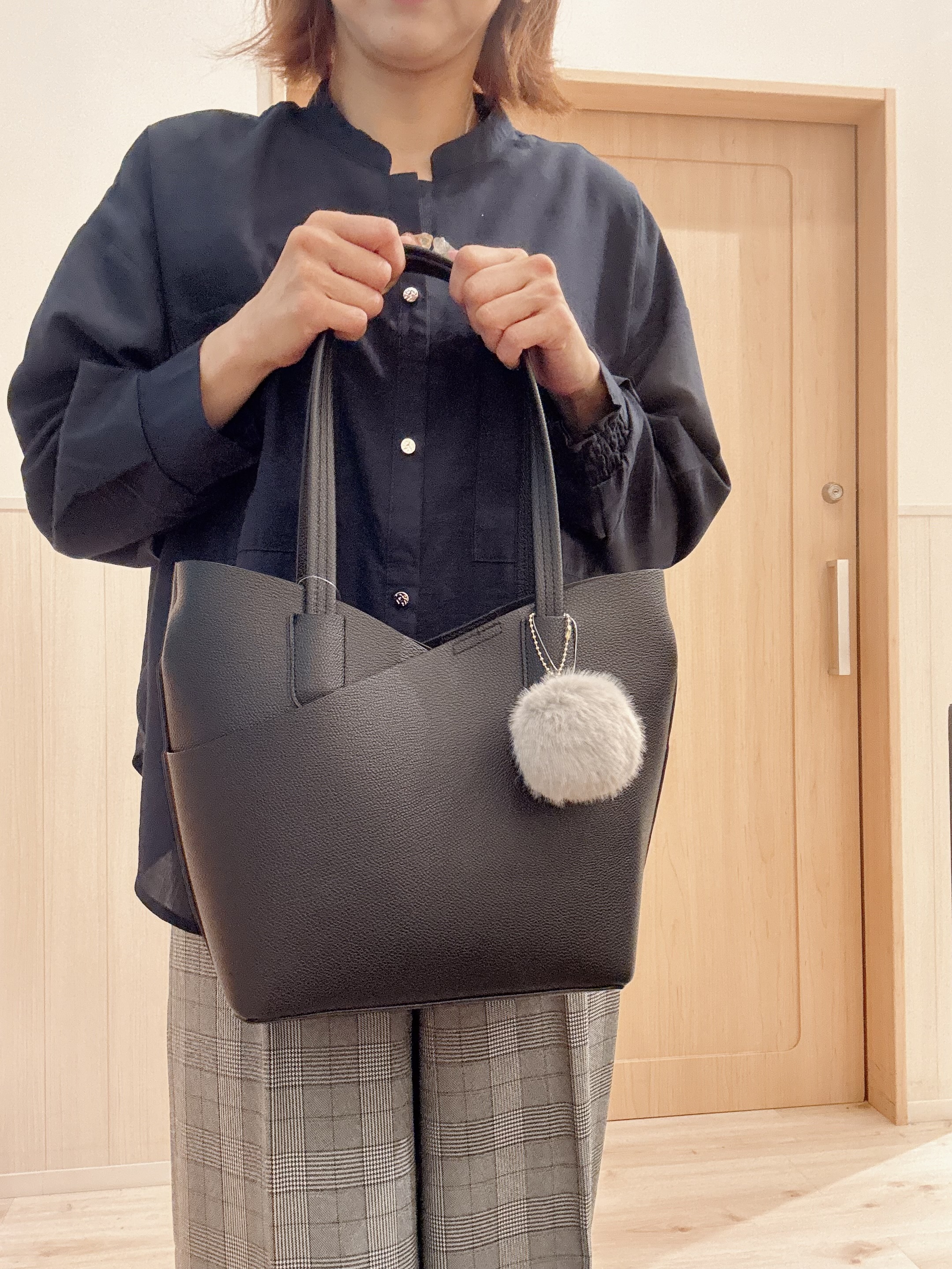 モカさんの「SHOO･LA･RUE｜【洗濯後しわになりにくい/S-LL】キーネック金ボタンポケットシャツ」を使ったコーディネート