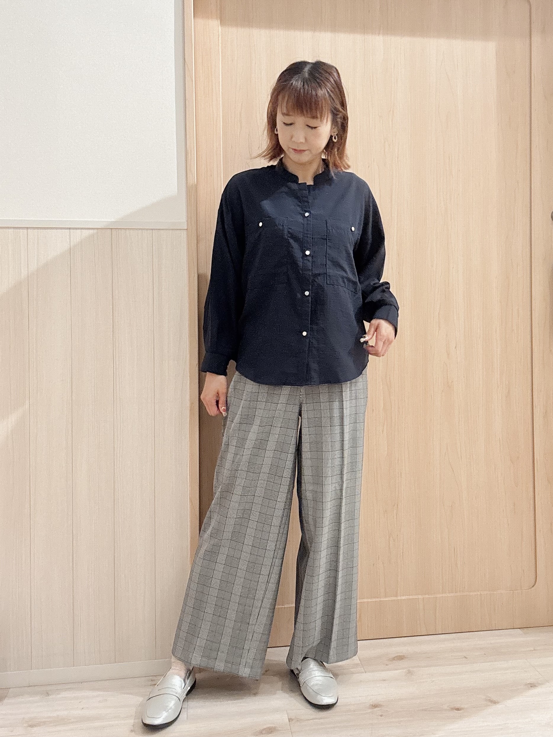 モカさんの「SHOO･LA･RUE｜【洗濯後しわになりにくい/S-LL】キーネック金ボタンポケットシャツ」を使ったコーディネート
