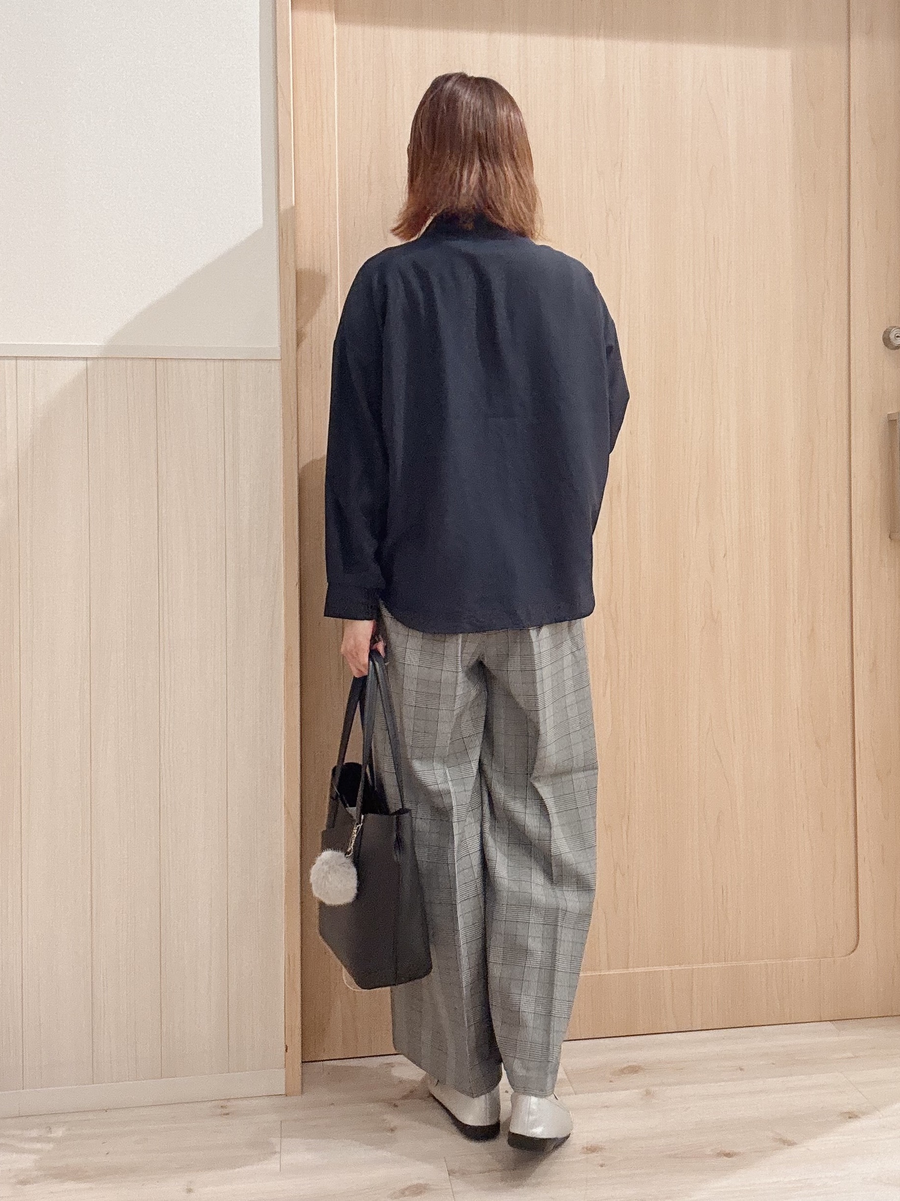 モカさんの「SHOO･LA･RUE｜【洗濯後しわになりにくい/S-LL】キーネック金ボタンポケットシャツ」を使ったコーディネート