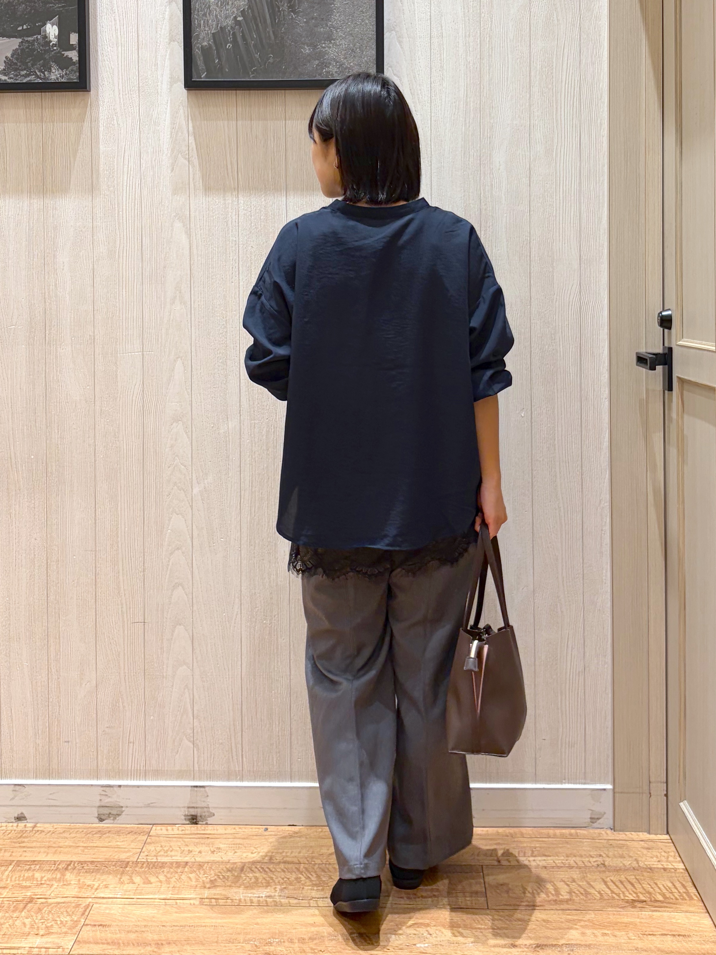shirayuuuさんの「SHOO･LA･RUE｜【洗濯後しわになりにくい/S-LL】キーネック金ボタンポケットシャツ」を使ったコーディネート