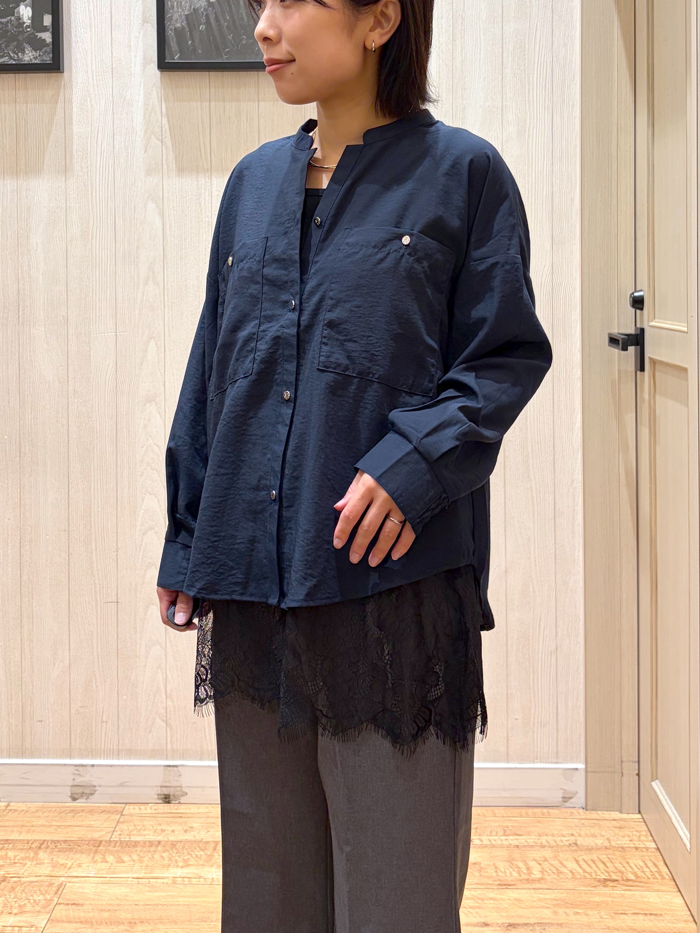 shirayuuuさんの「SHOO･LA･RUE｜【洗濯後しわになりにくい/S-LL】キーネック金ボタンポケットシャツ」を使ったコーディネート
