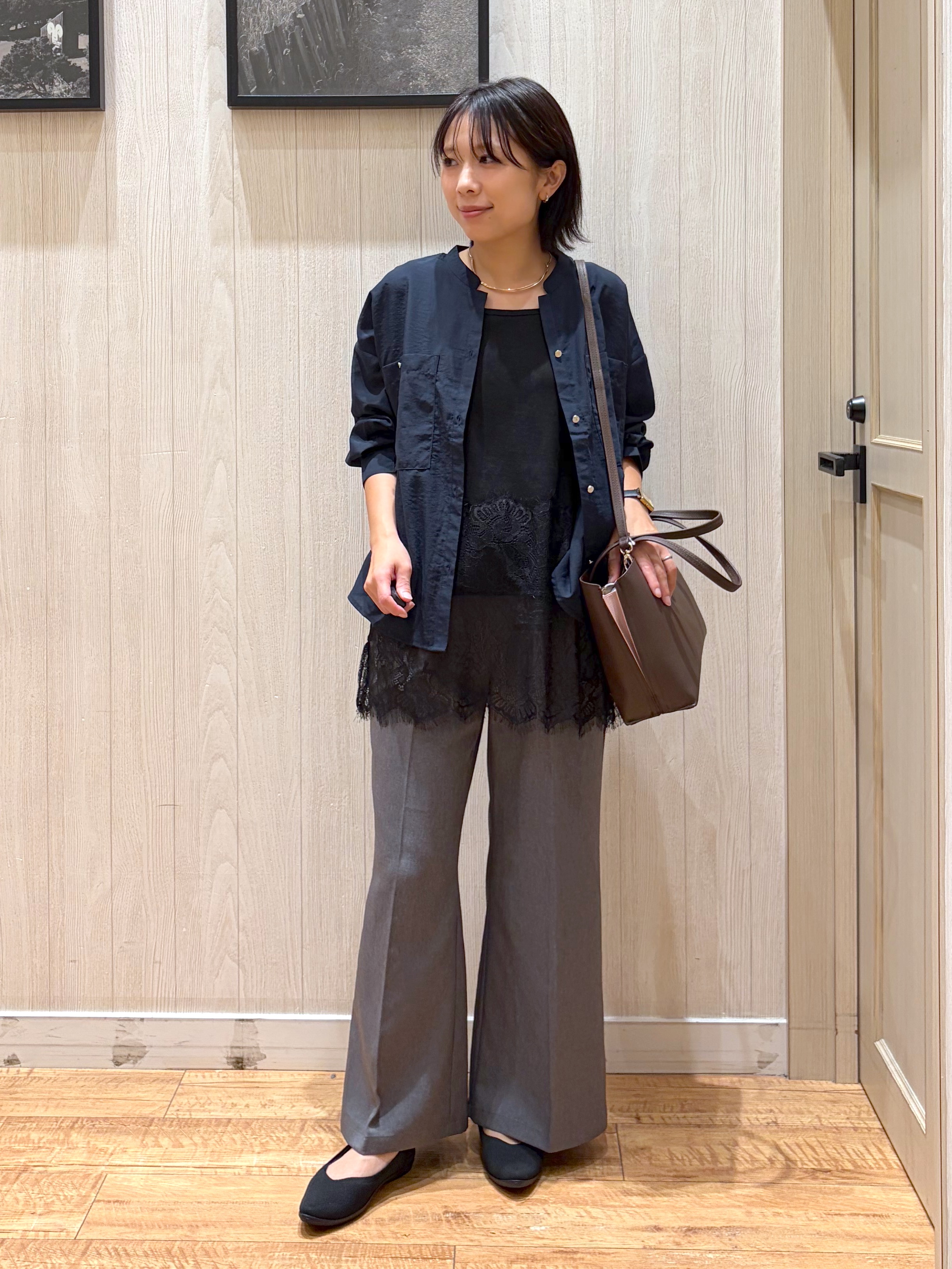 shirayuuuさんの「SHOO･LA･RUE｜【洗濯後しわになりにくい/S-LL】キーネック金ボタンポケットシャツ」を使ったコーディネート